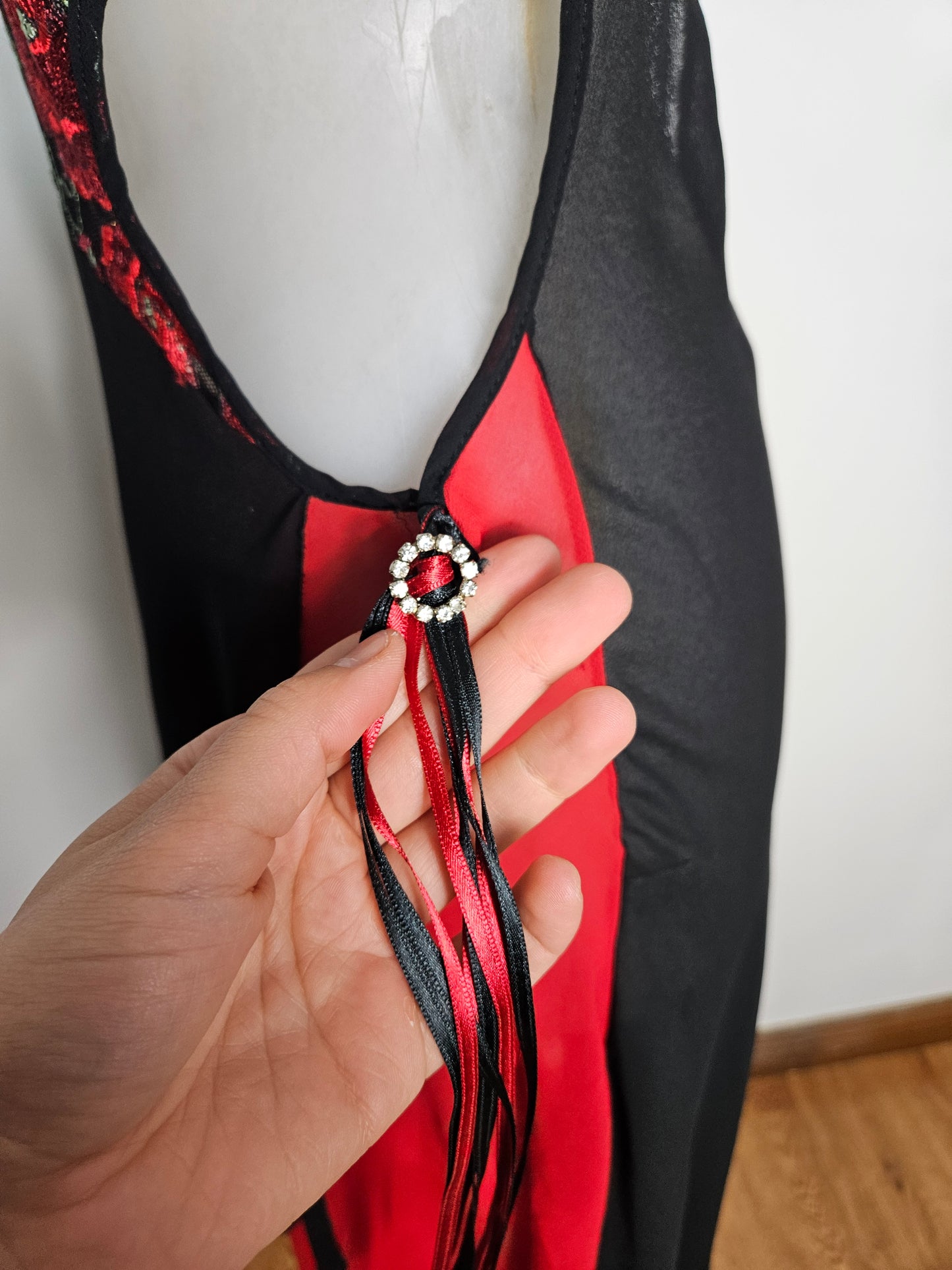 Robe en voile rouge et noire