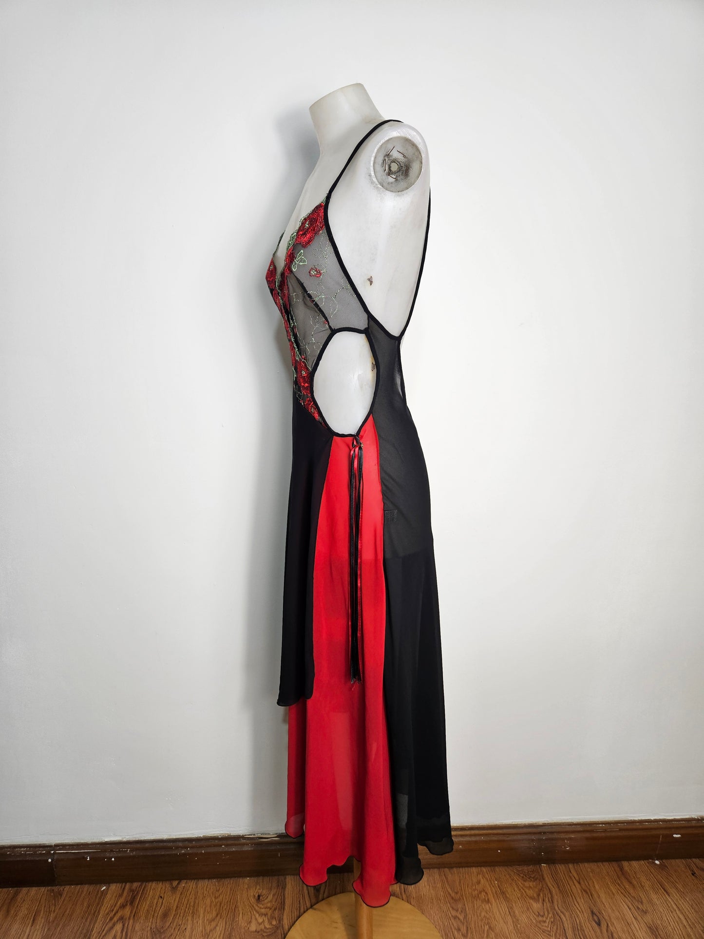 Robe en voile rouge et noire