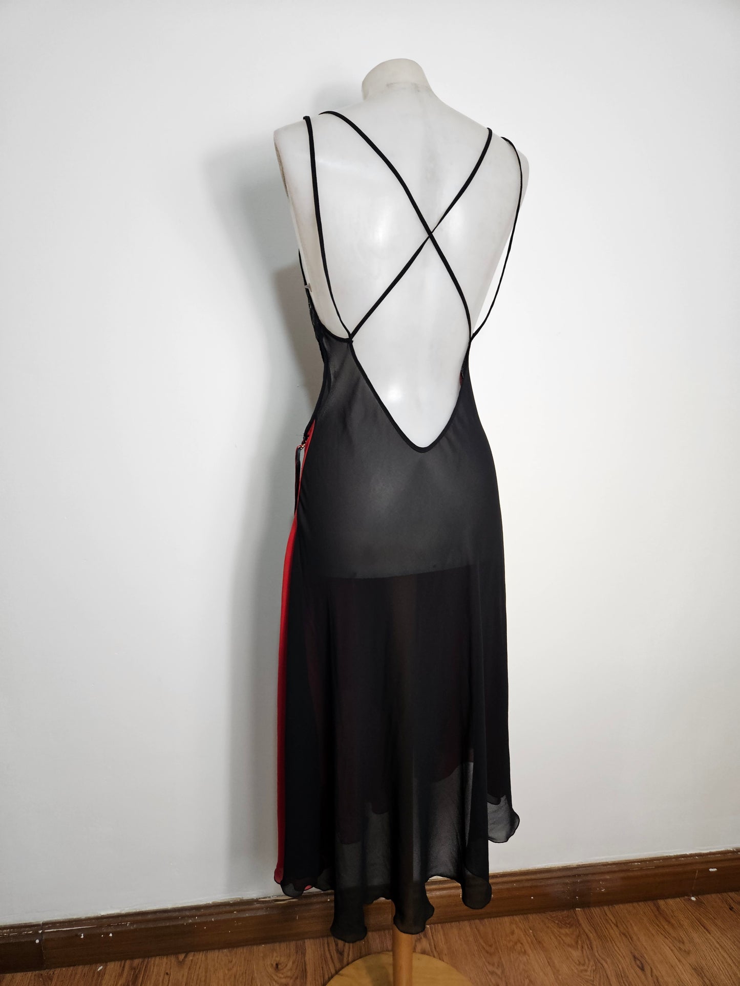 Robe en voile rouge et noire