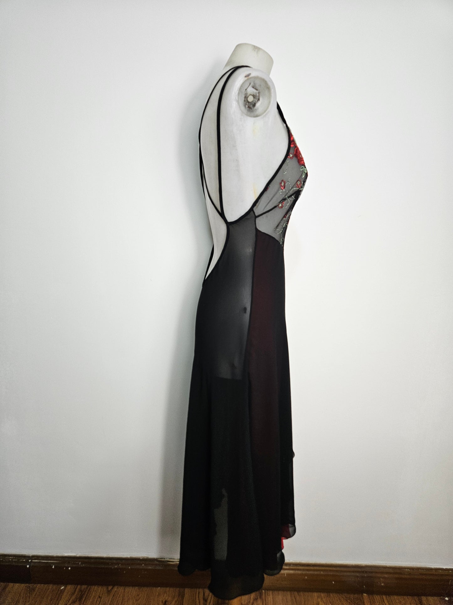 Robe en voile rouge et noire