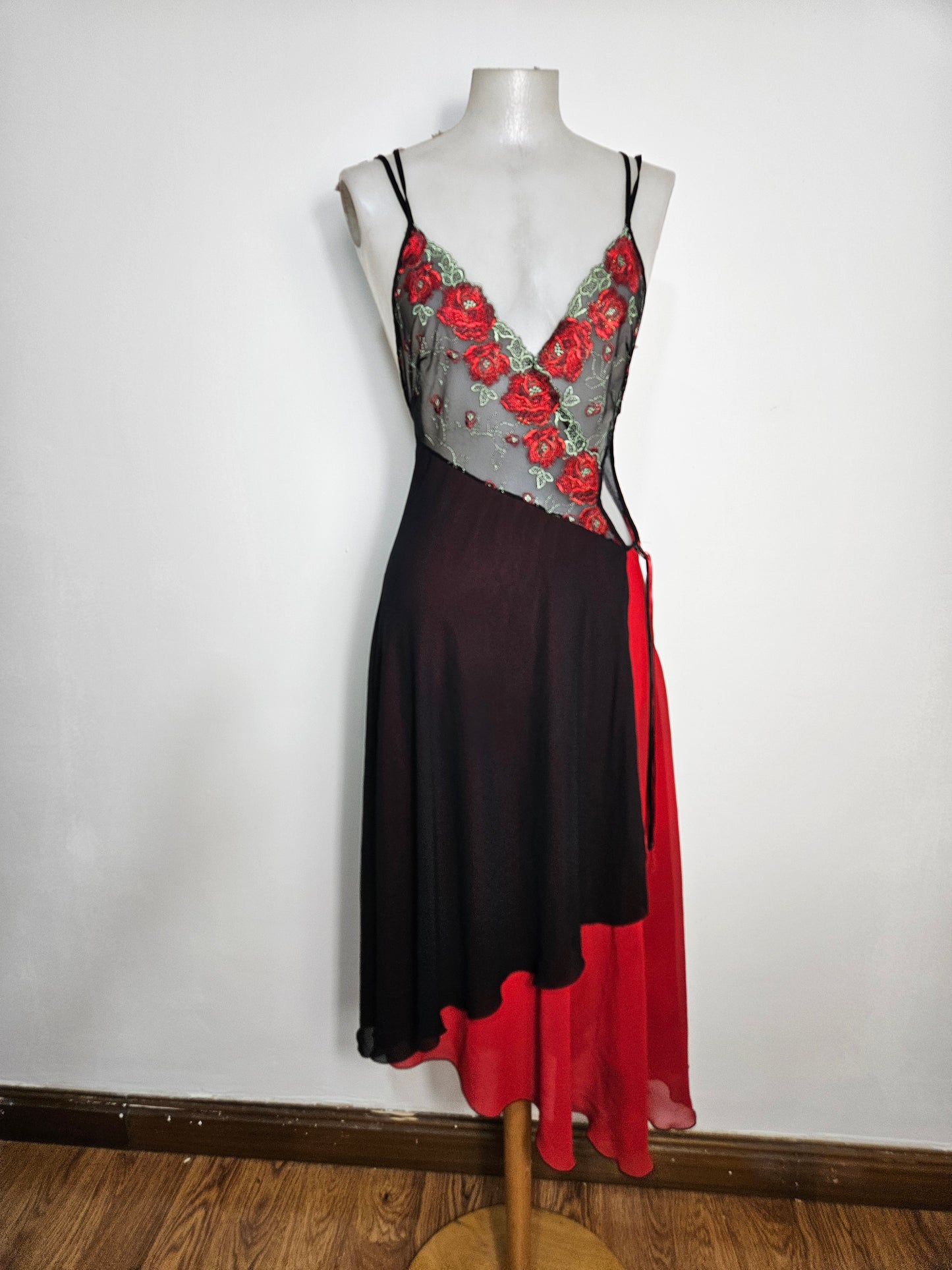 Robe en voile rouge et noire