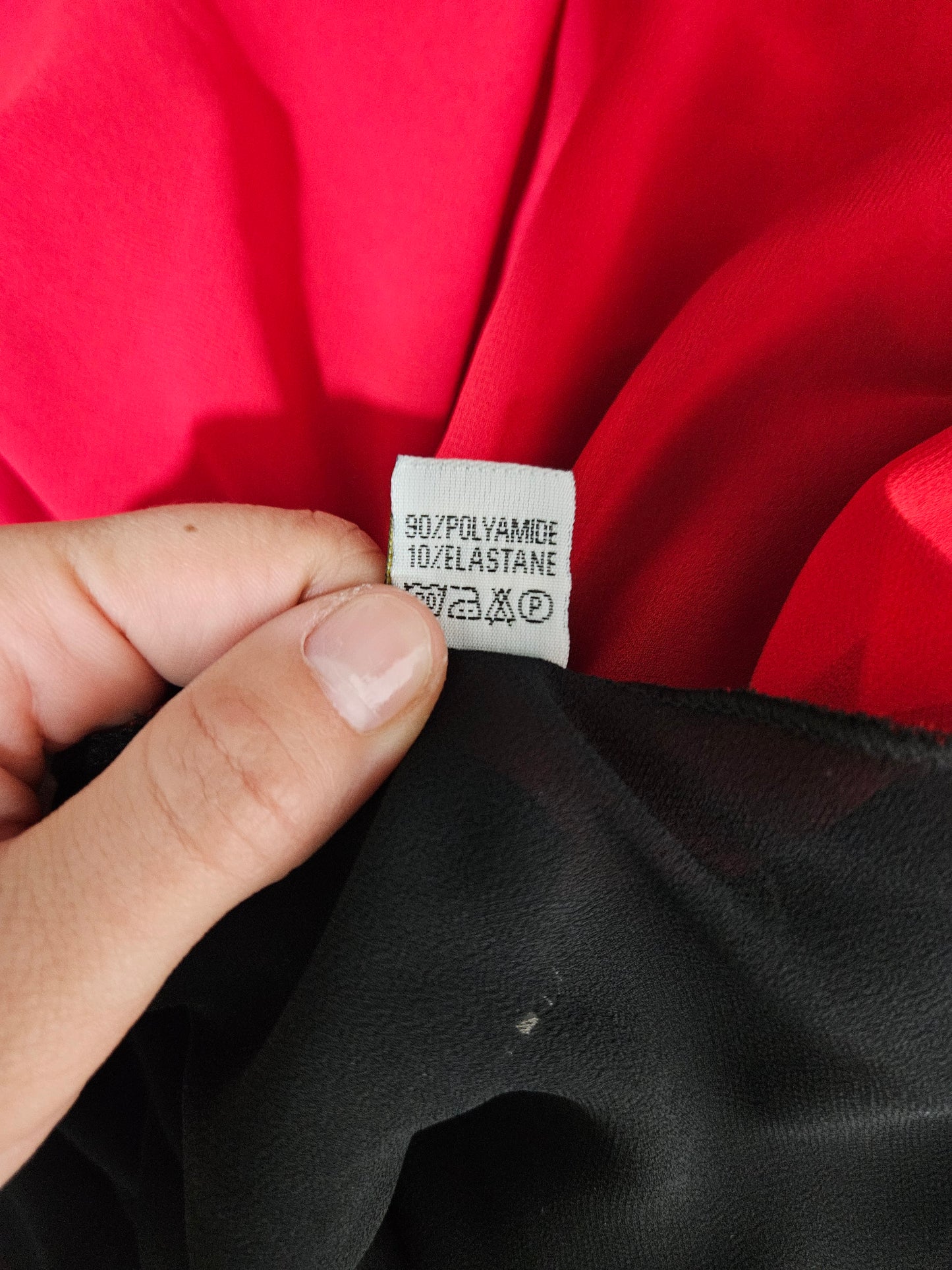 Robe en voile rouge et noire