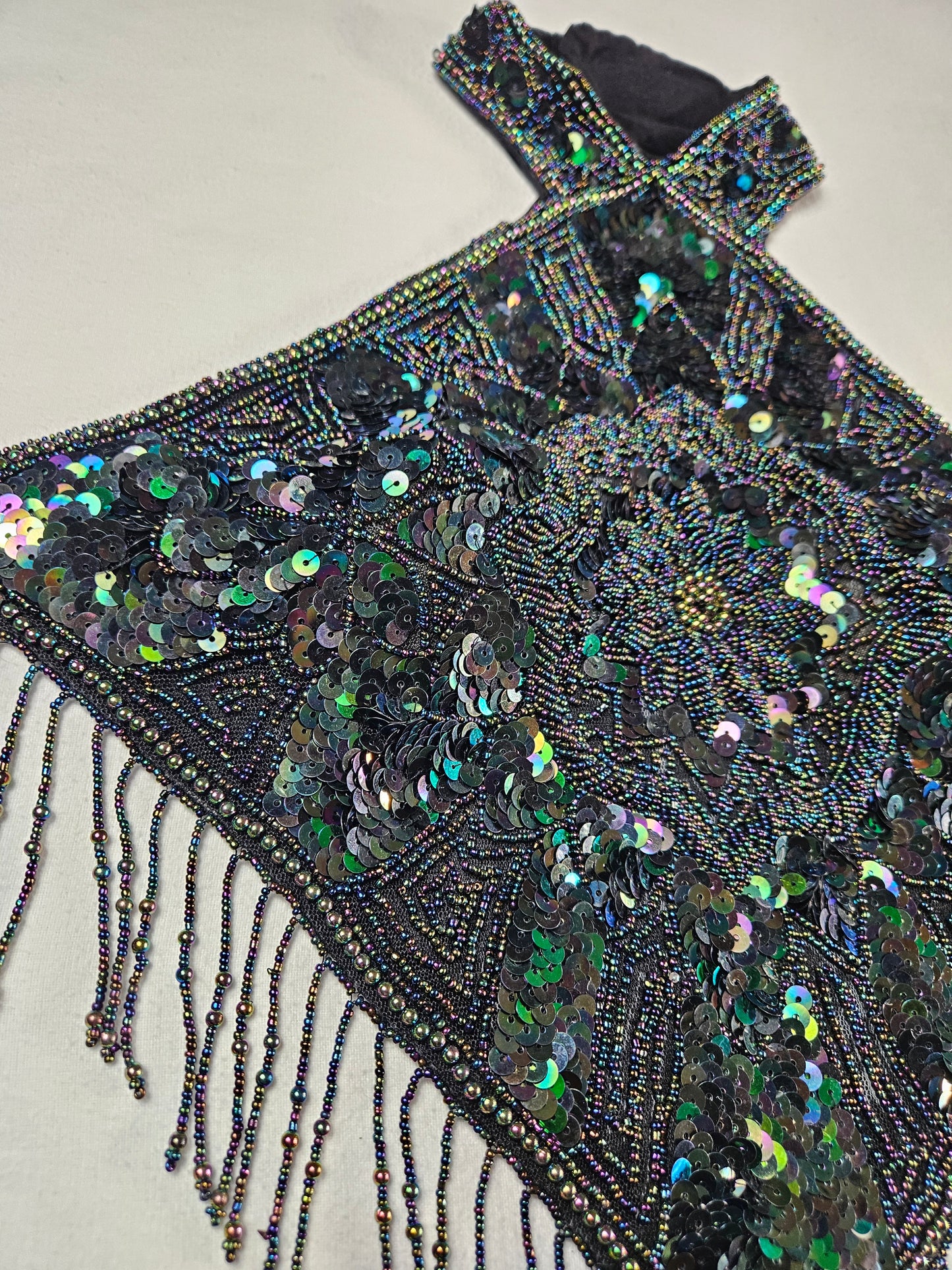 Dos nu brodé de sequins noir et vert