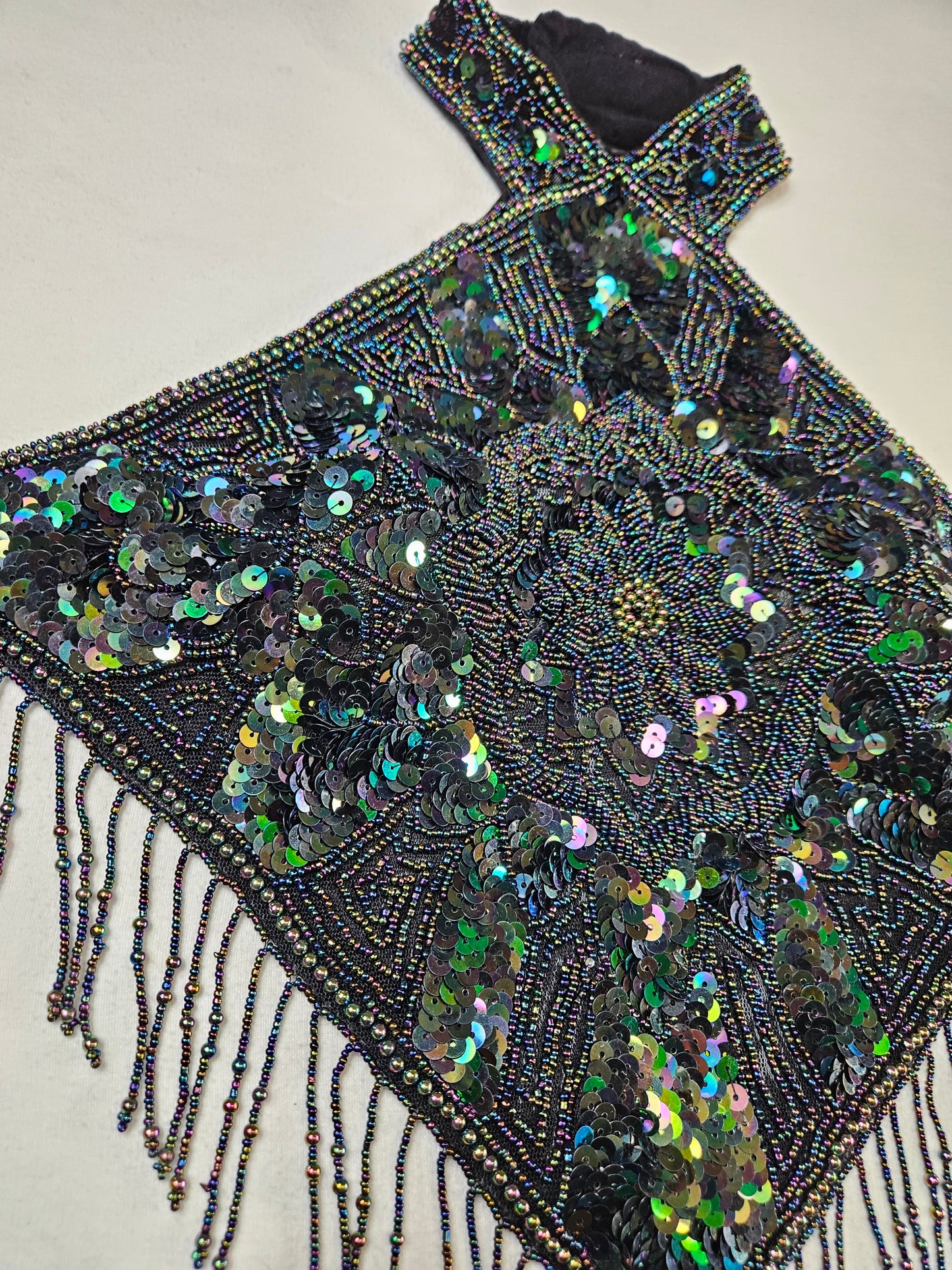 Dos nu brodé de sequins noir et vert