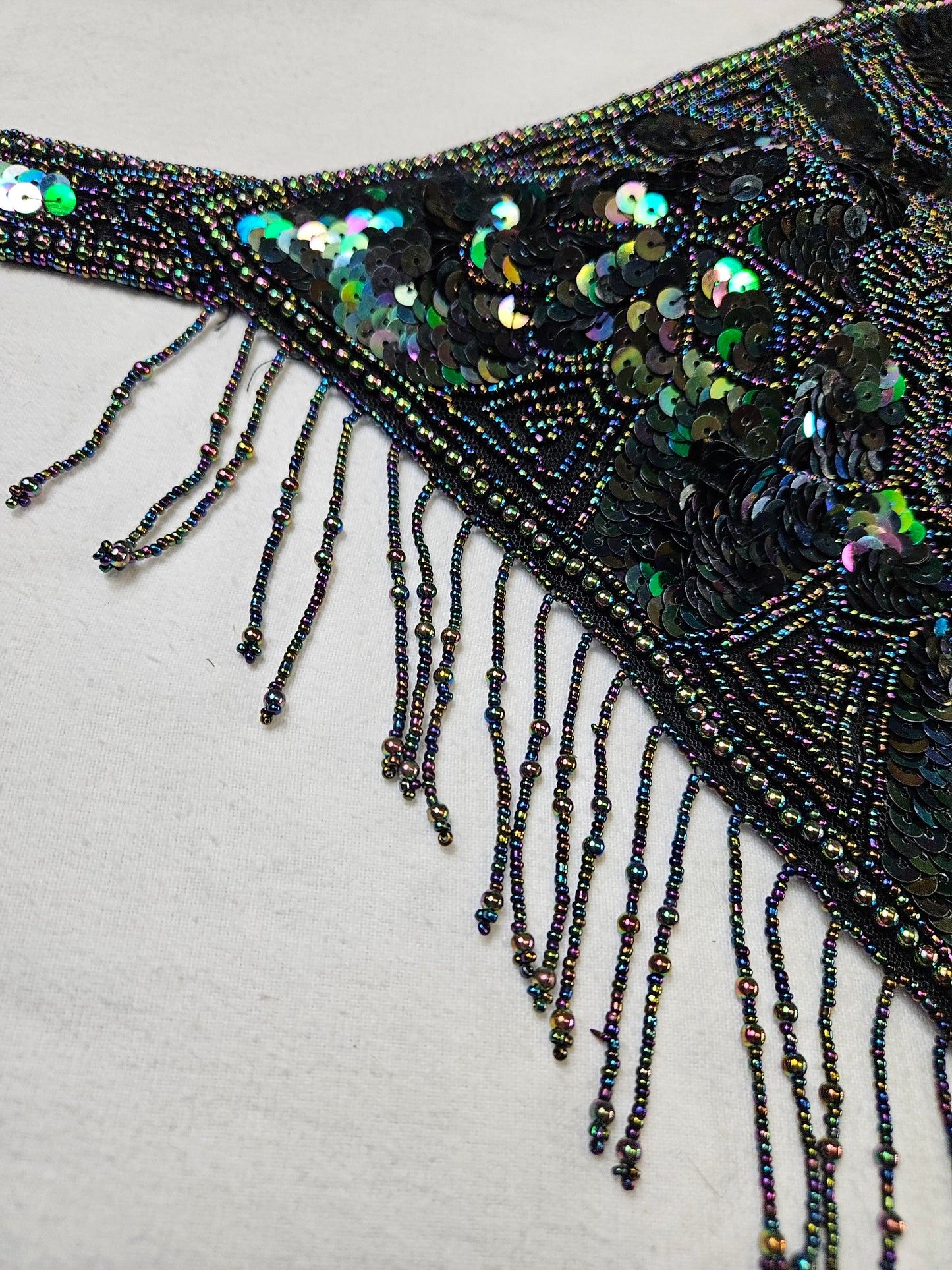 Dos nu brodé de sequins noir et vert