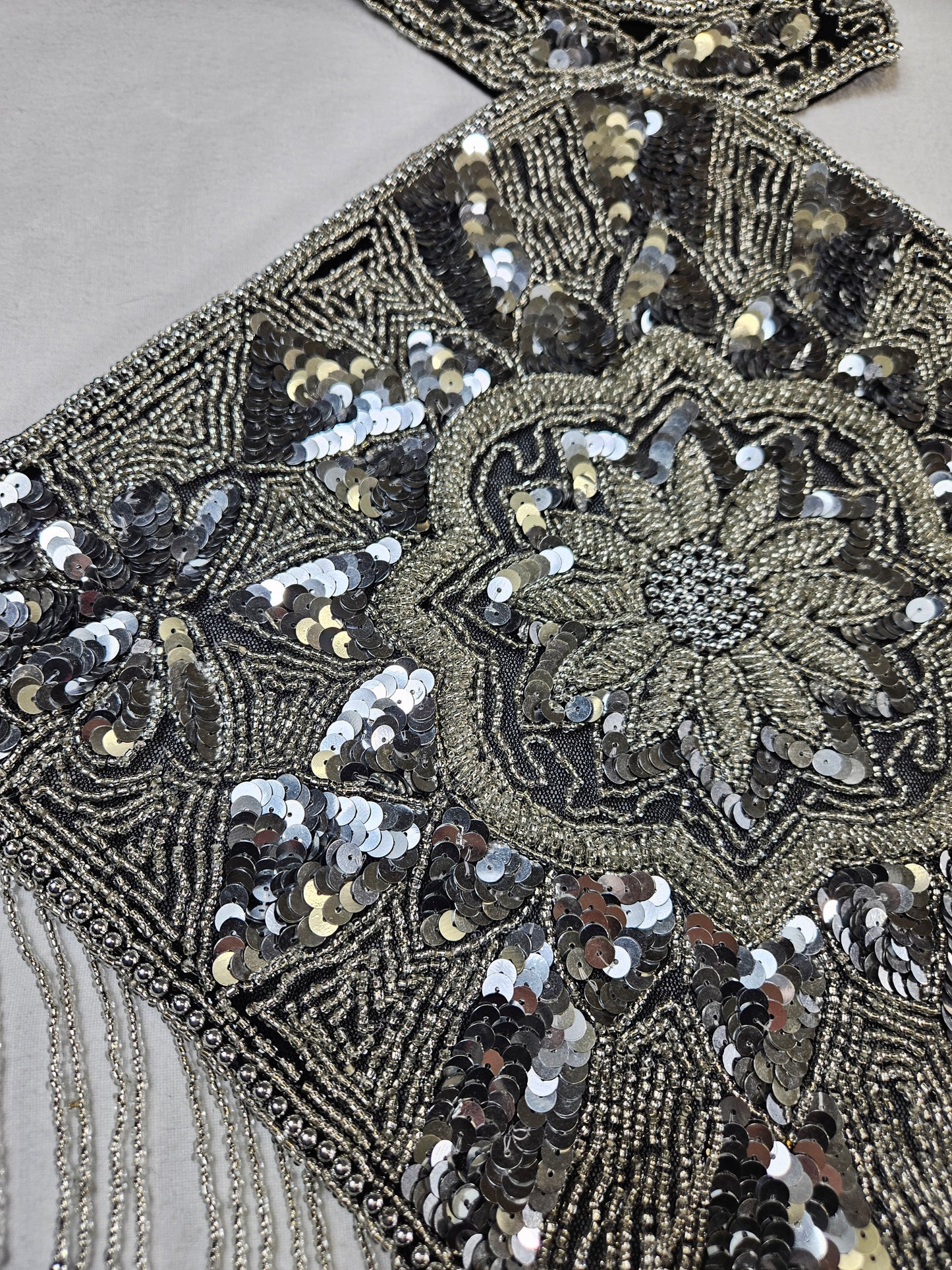 Haut dos nu brodé argenté