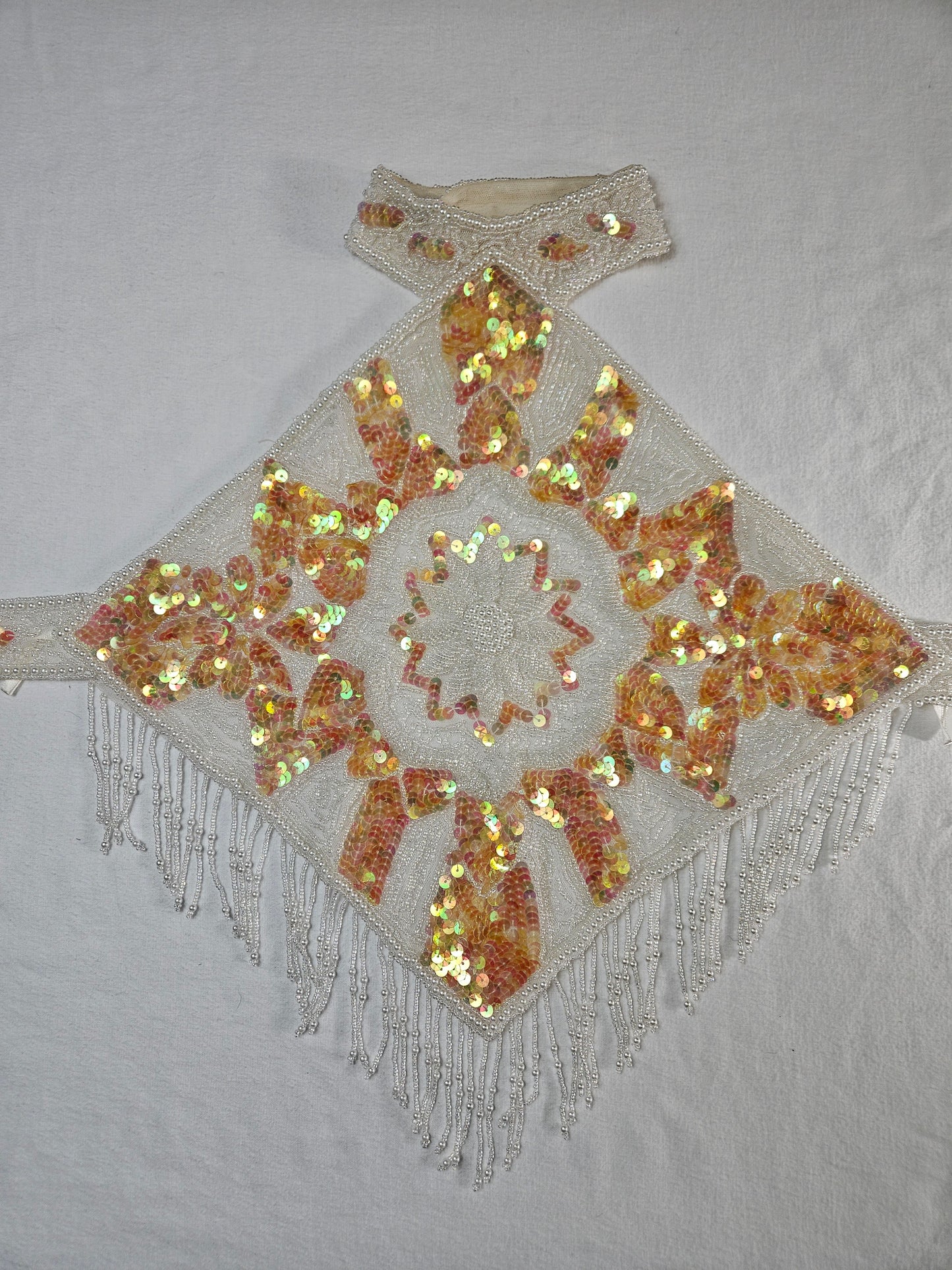 Haut dos nu brodé blanc et doré