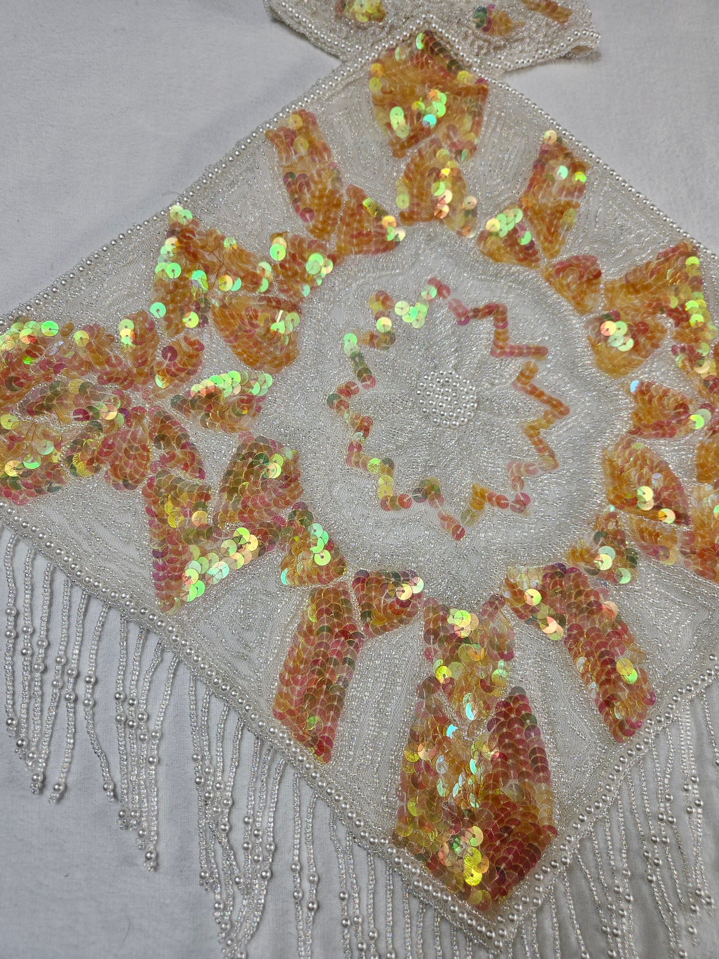 Haut dos nu brodé blanc et doré