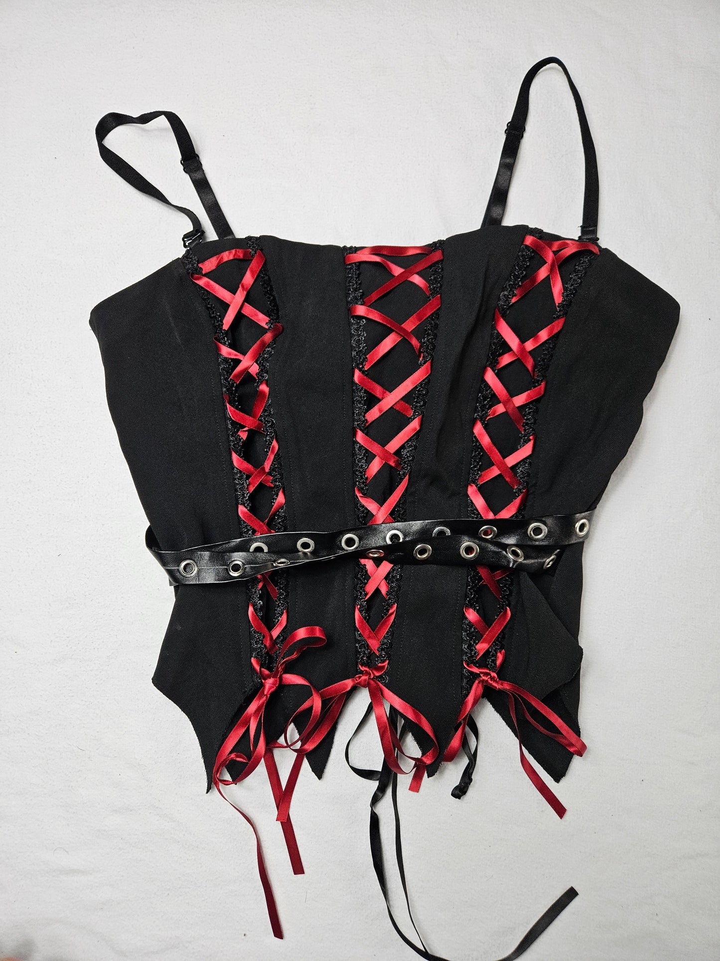 Haut asymétrique à lacets rouge