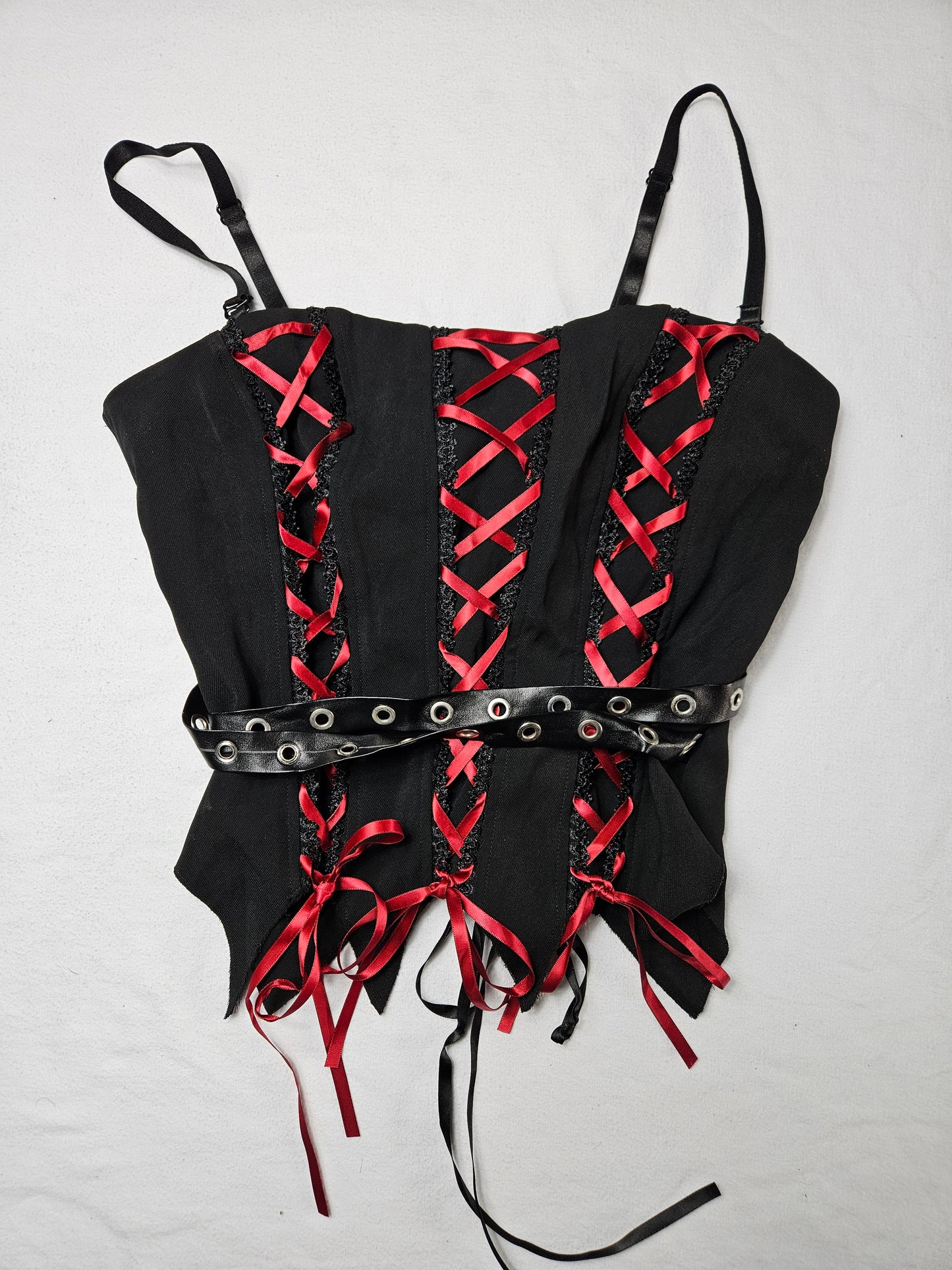 Haut asymétrique à lacets rouge