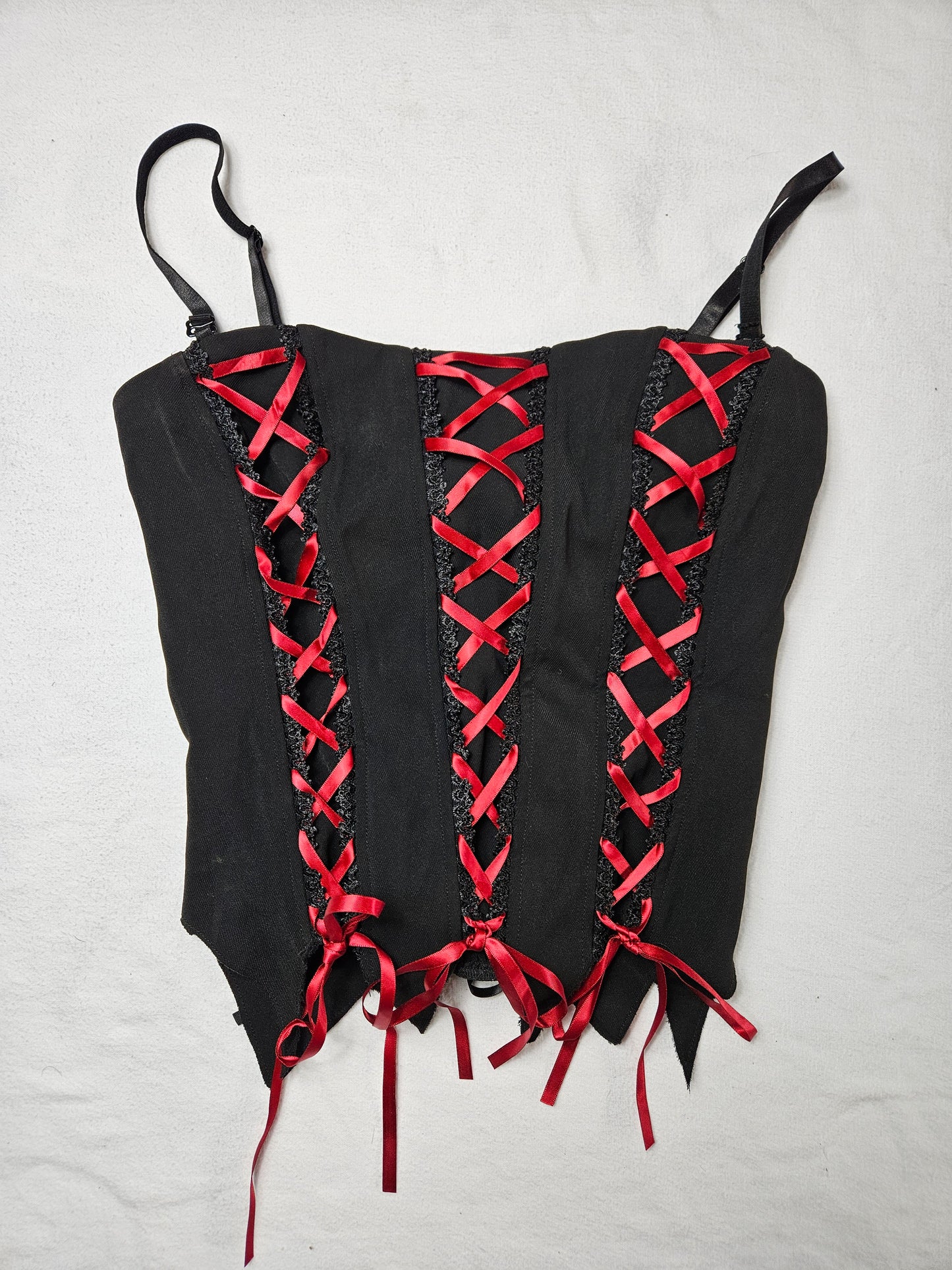 Haut asymétrique à lacets rouge