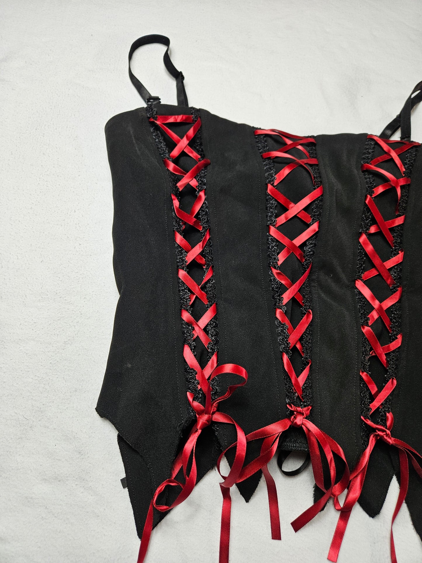 Haut asymétrique à lacets rouge