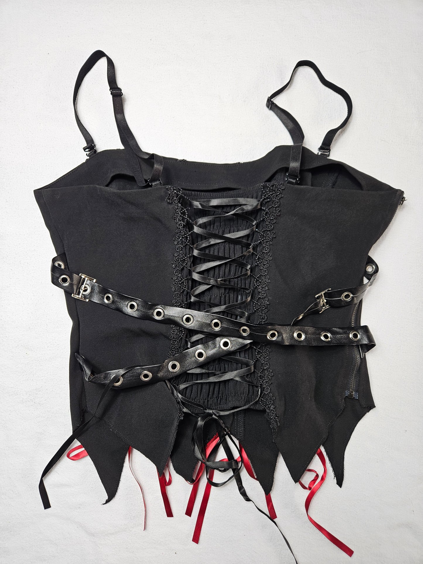 Haut asymétrique à lacets rouge