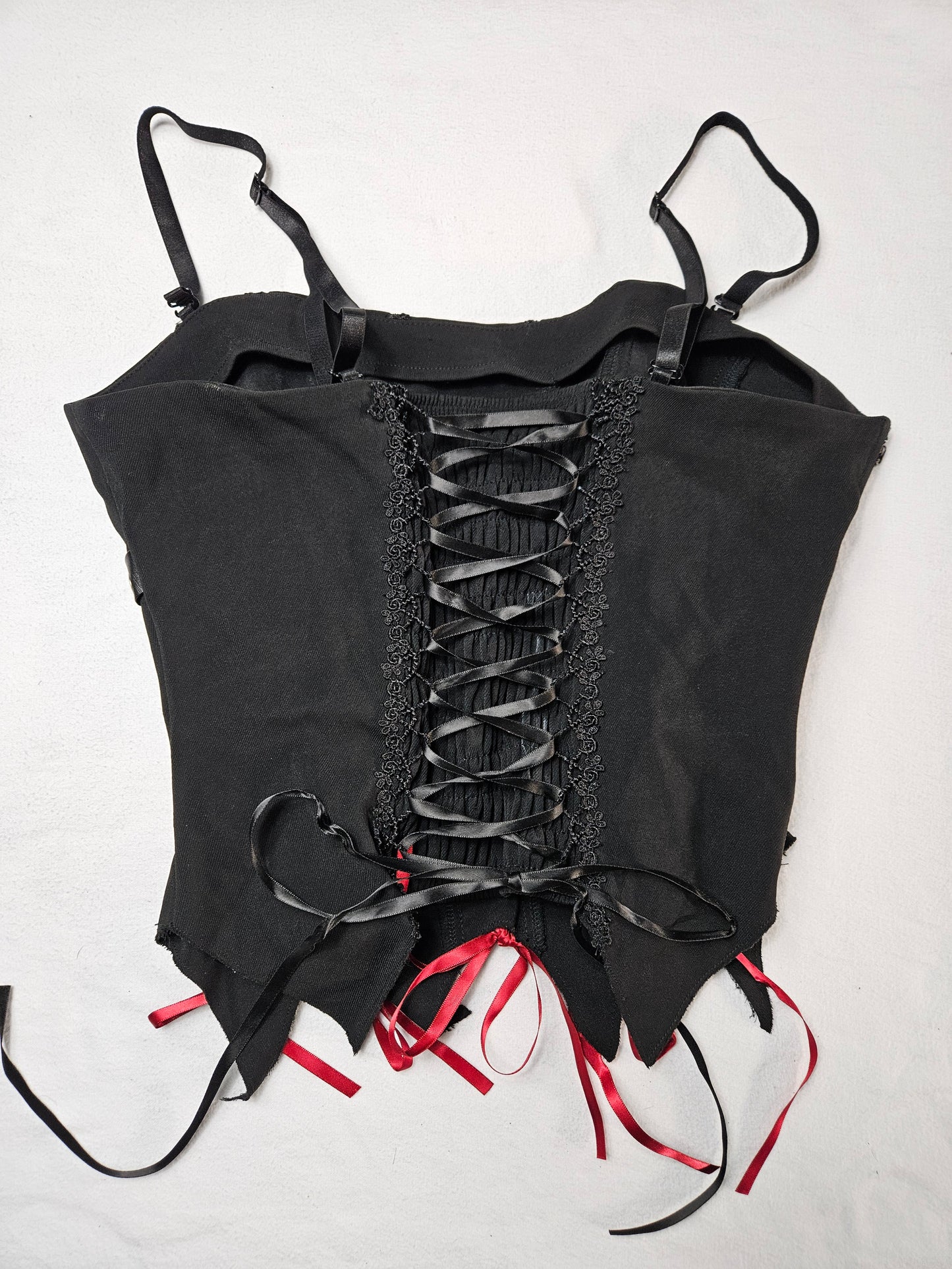 Haut asymétrique à lacets rouge