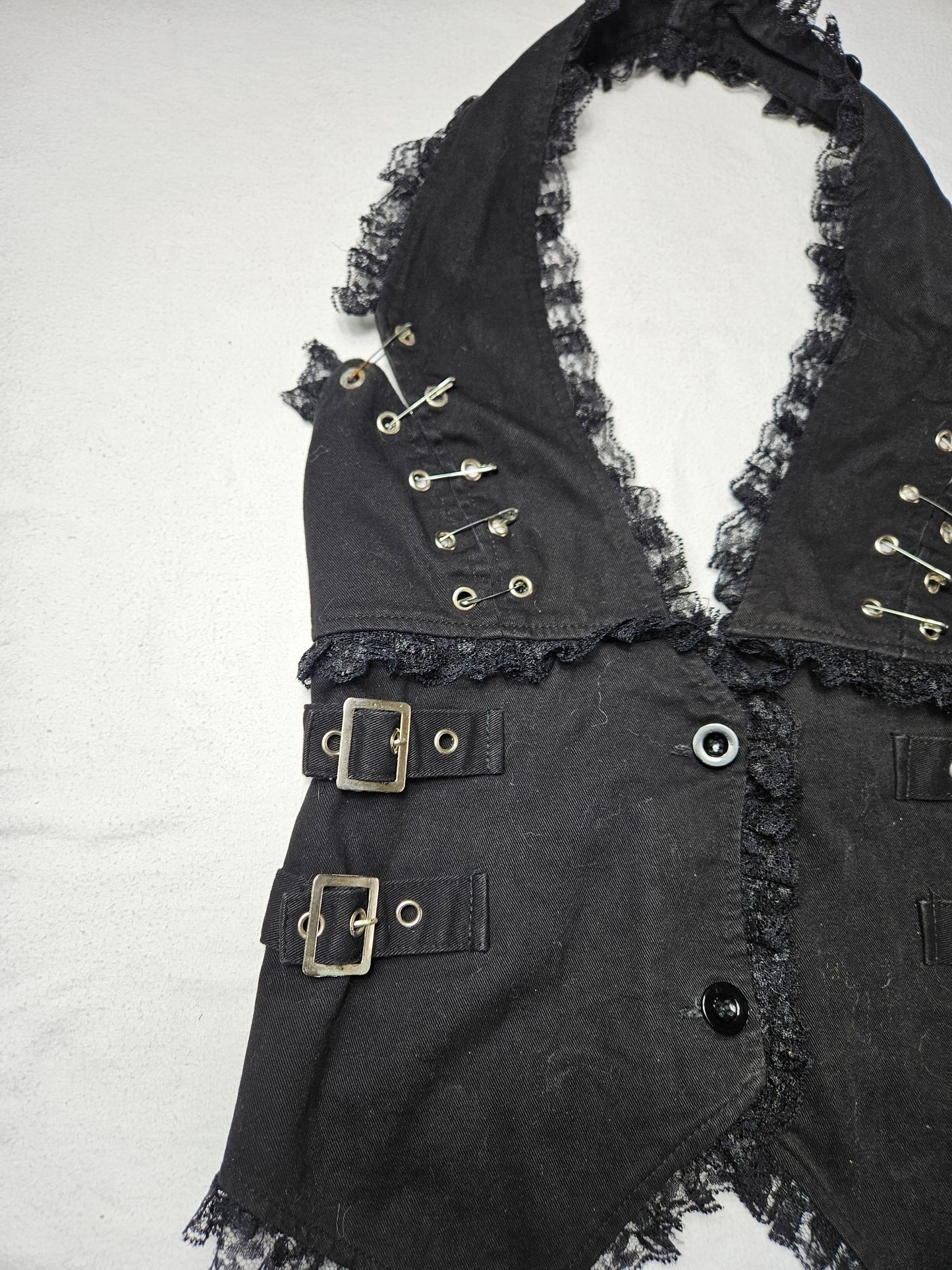 Haut dos nu avec safety pins