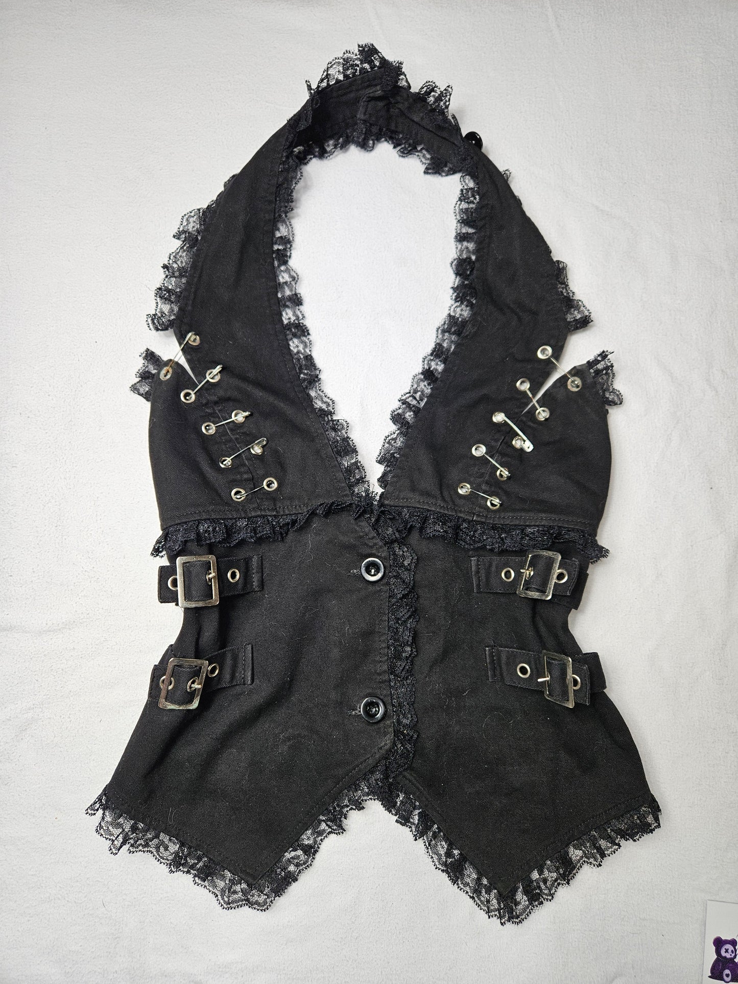 Haut dos nu avec safety pins