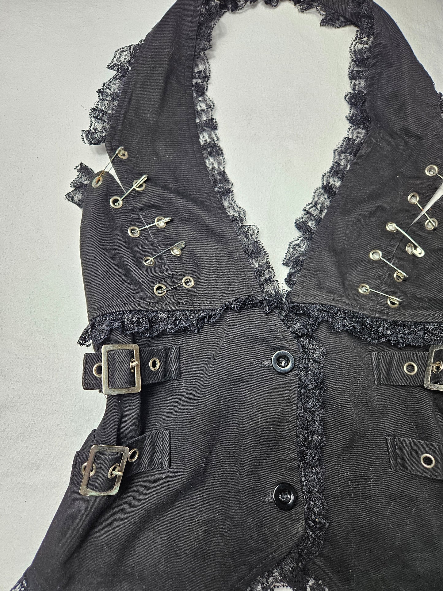 Haut dos nu avec safety pins