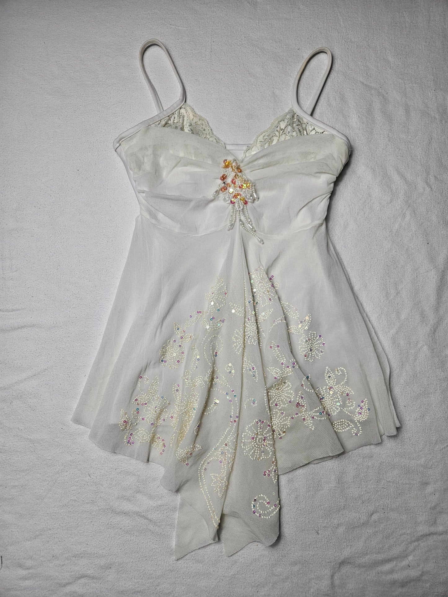 Haut blanc asymétrique brodé