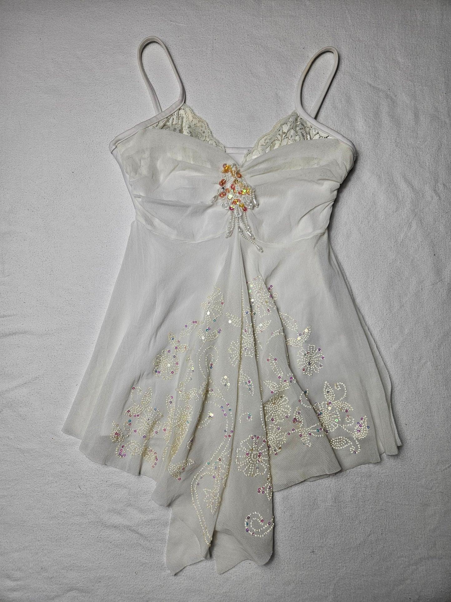 Haut blanc asymétrique brodé