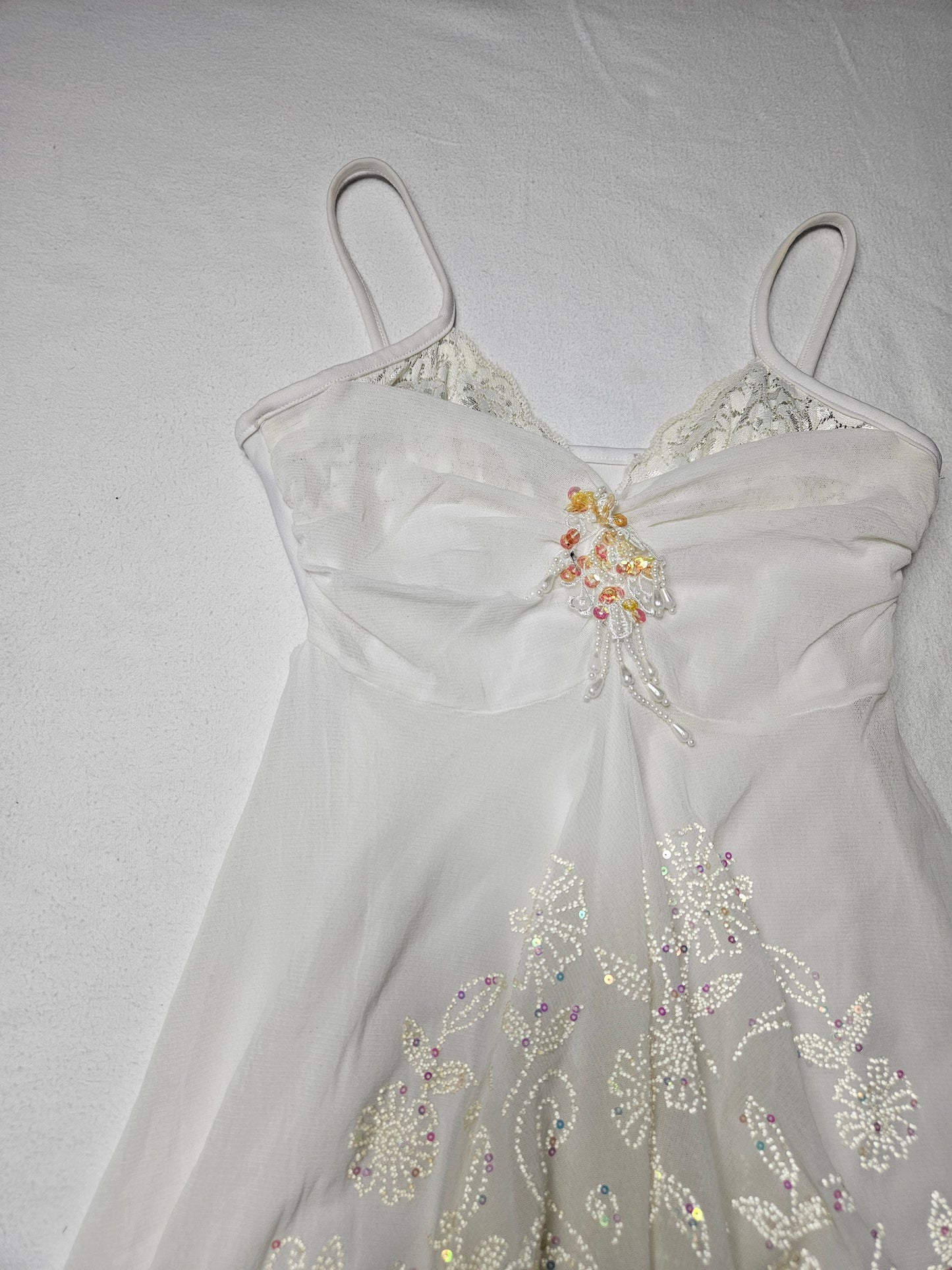 Haut blanc asymétrique brodé