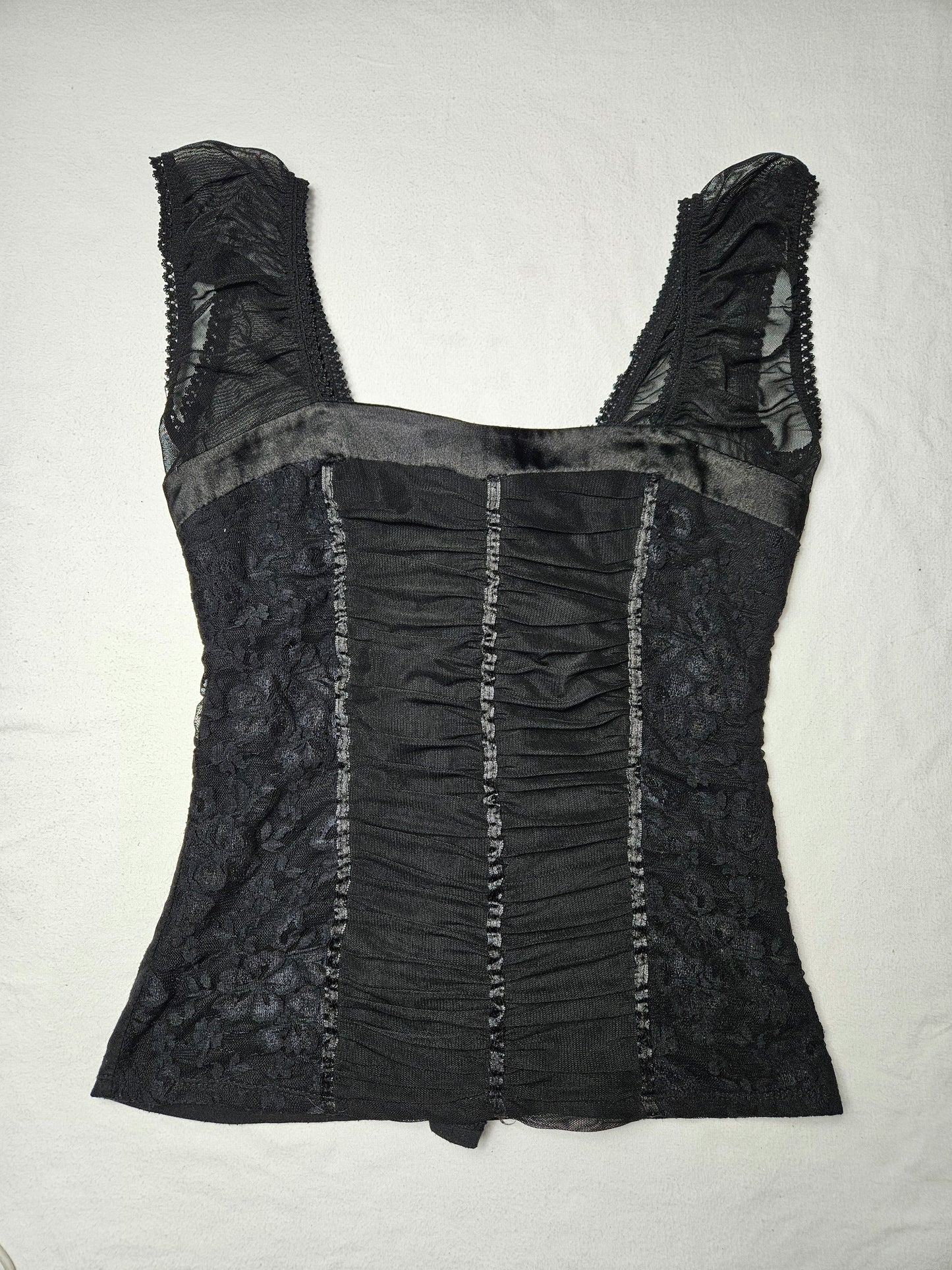 Haut noir en voile plissé