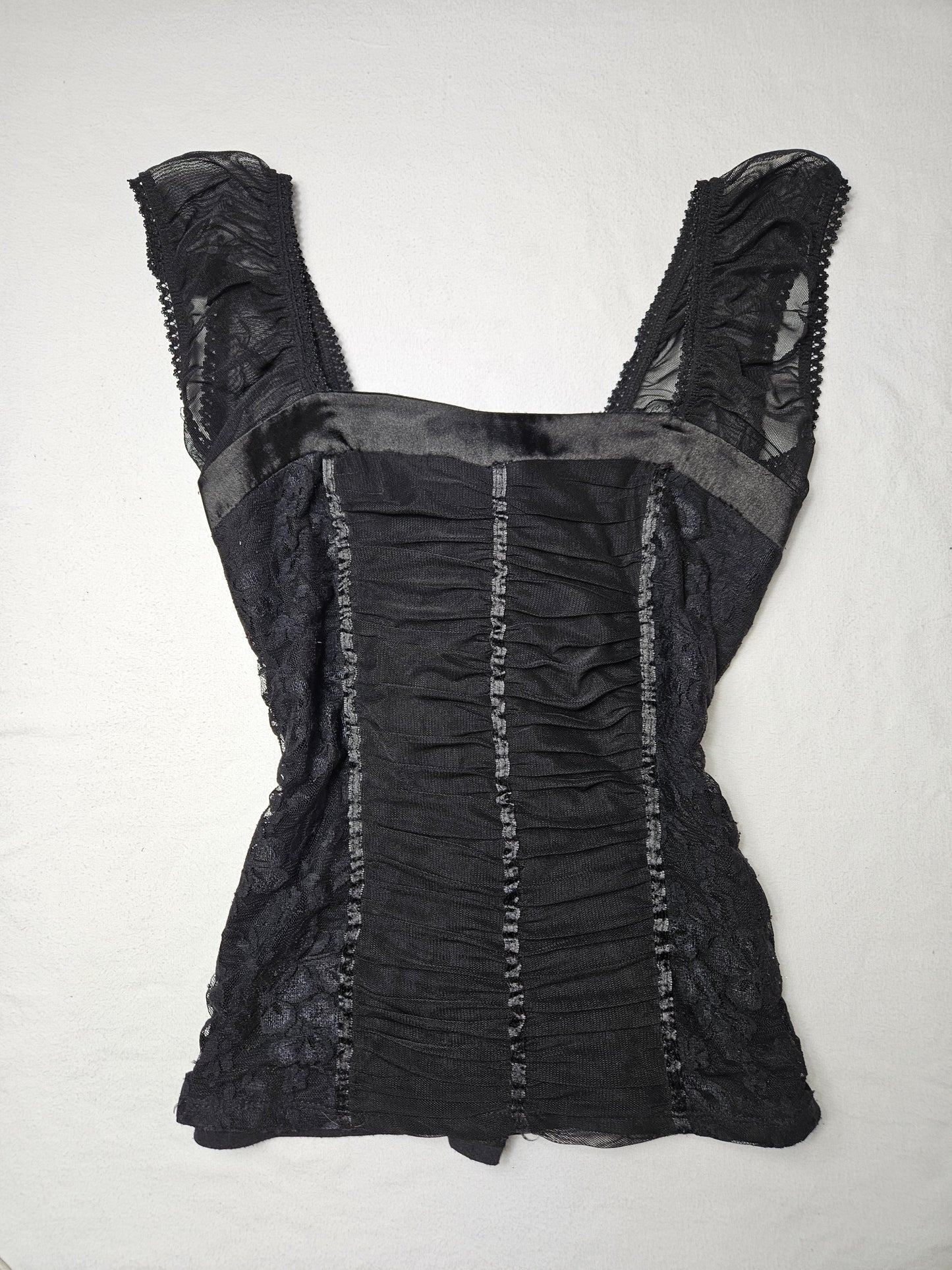 Haut noir en voile plissé