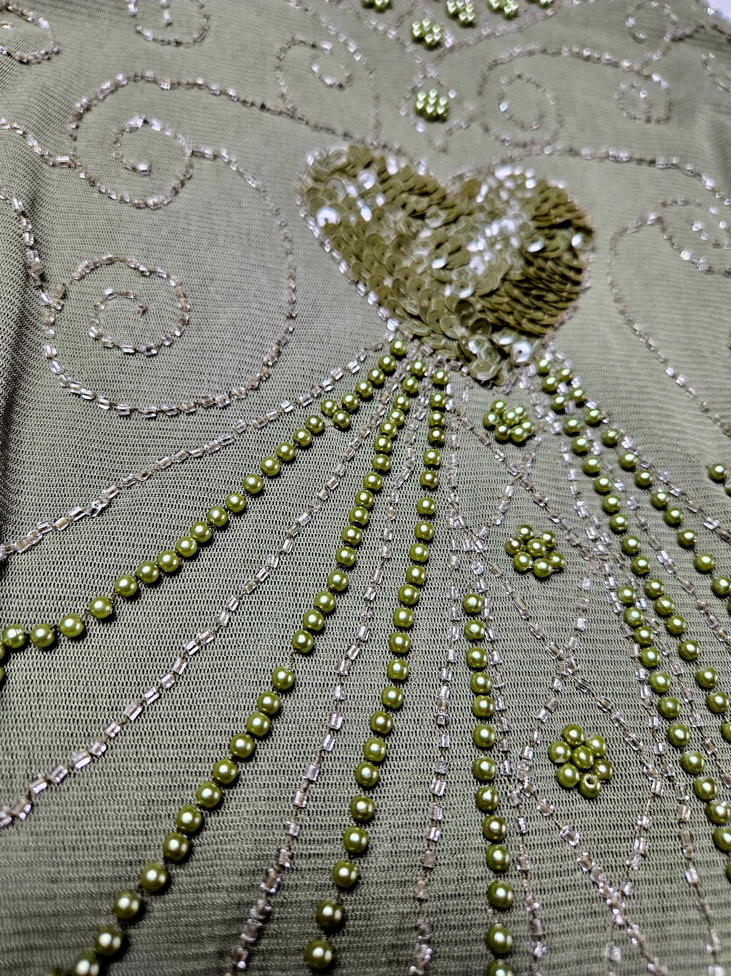 Haut vert en voile brodé