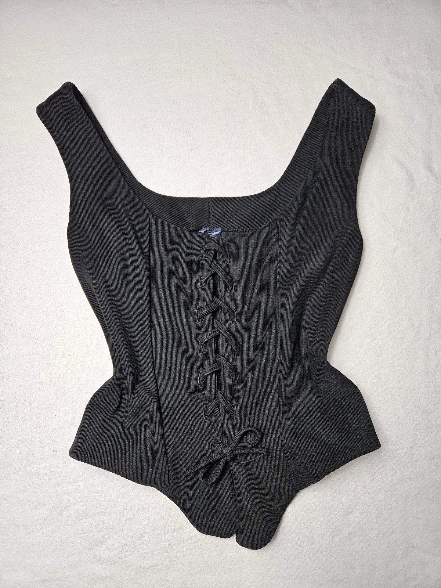 Haut noir à laçage