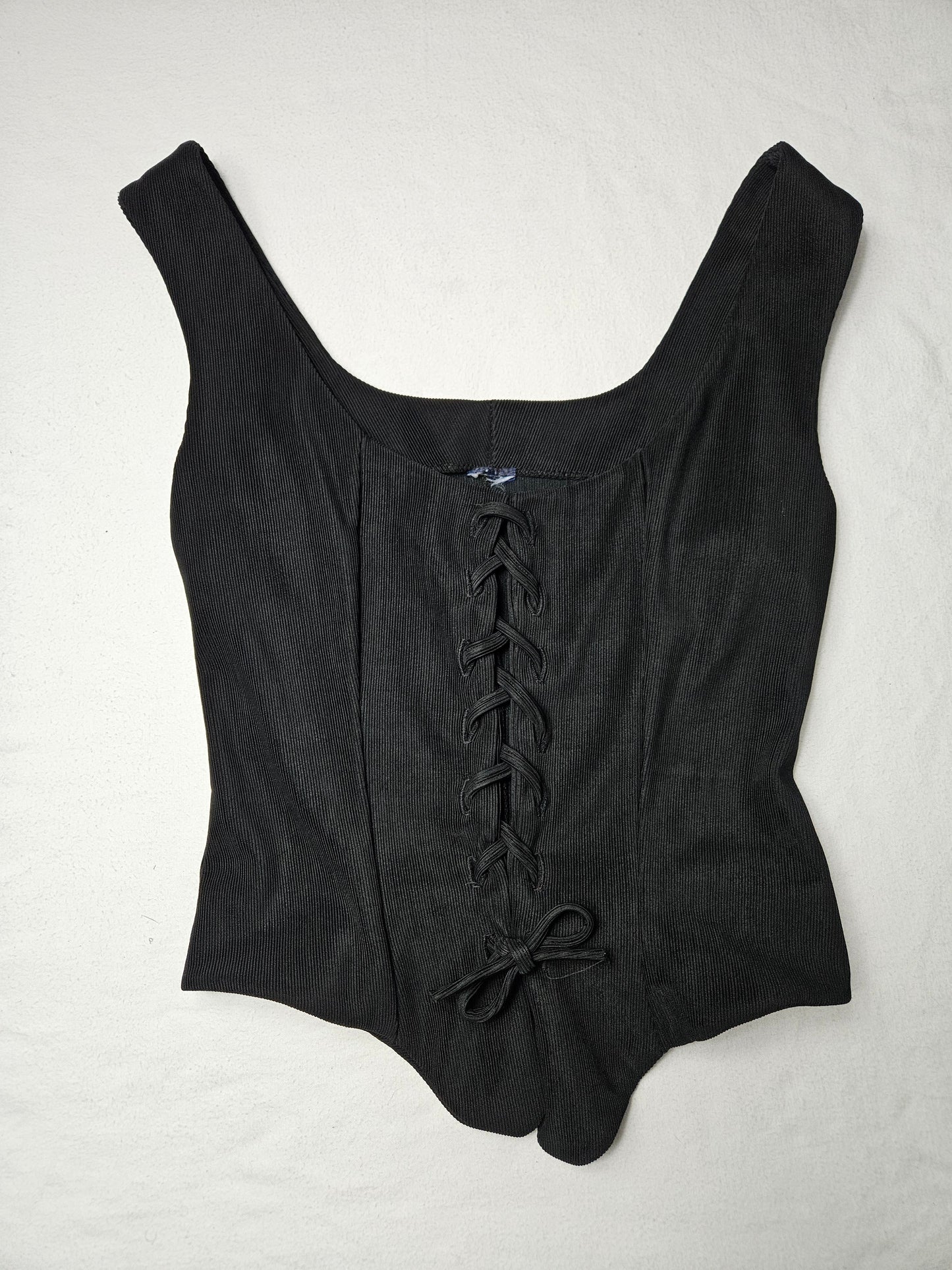 Haut noir à laçage