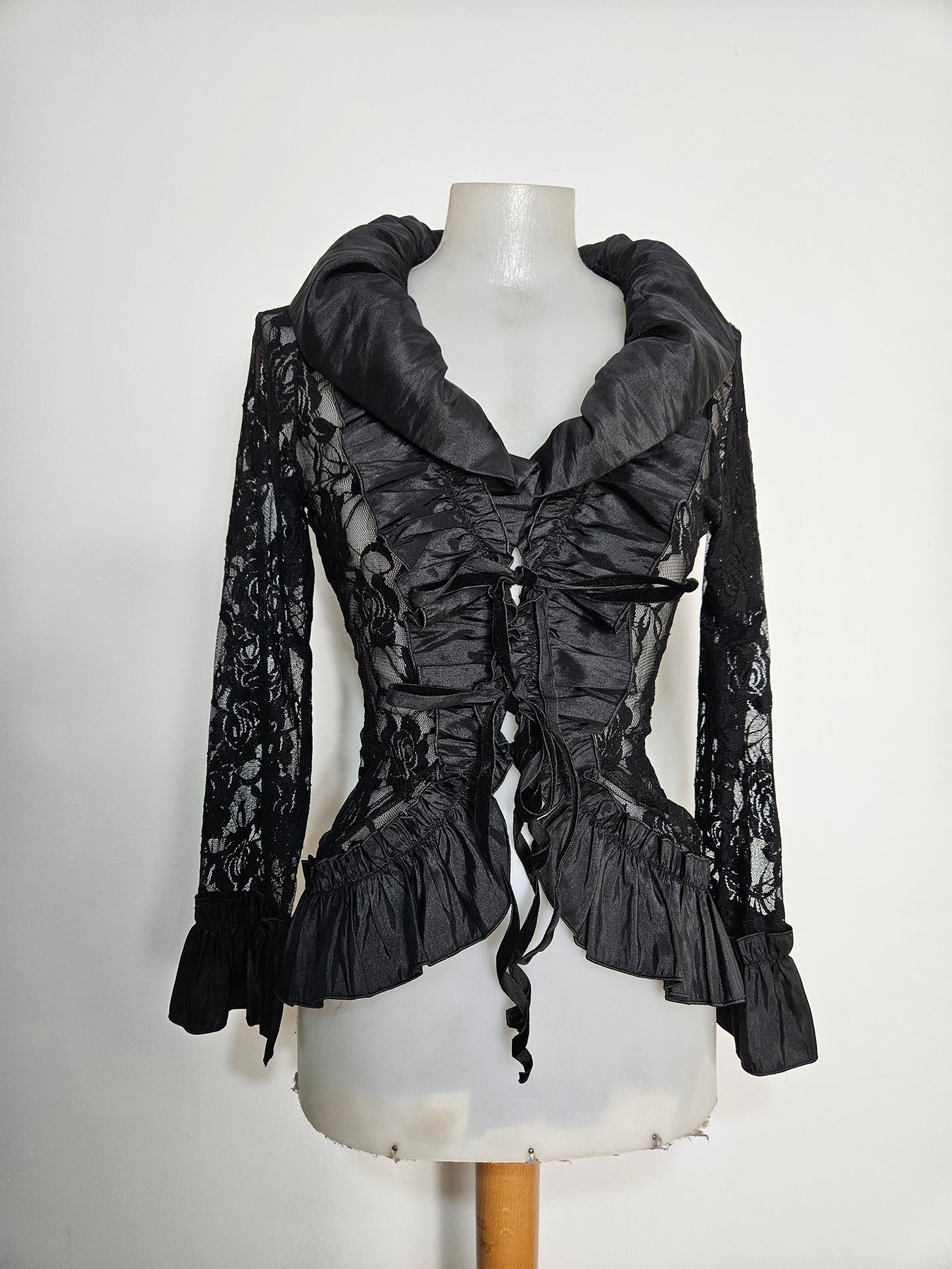 Chemisier en dentelle et satin