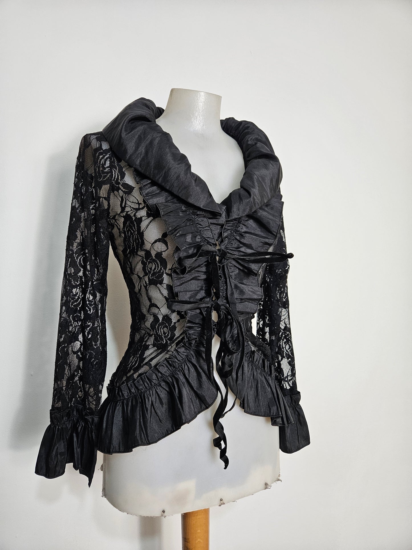 Chemisier en dentelle et satin