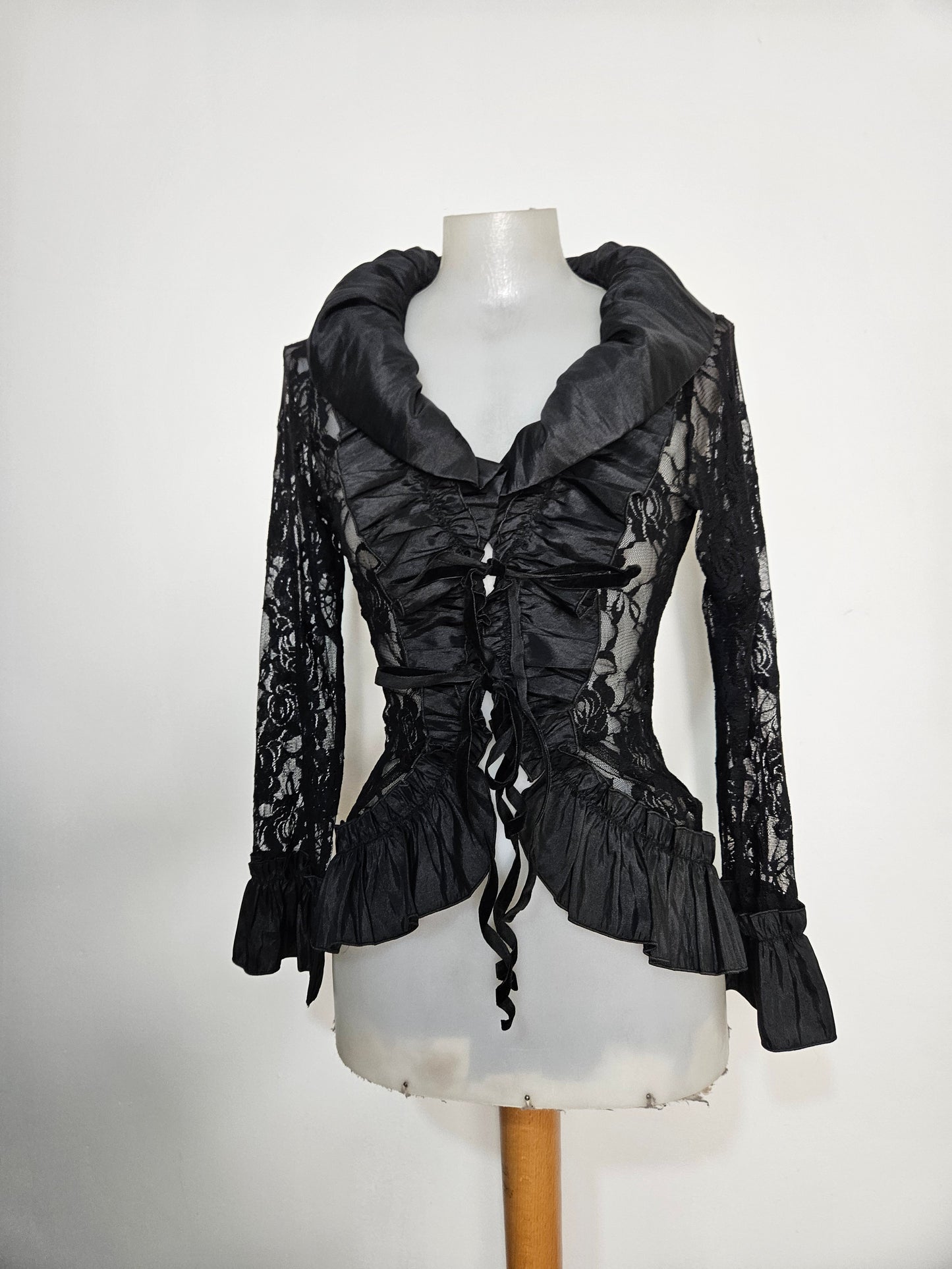 Chemisier en dentelle et satin