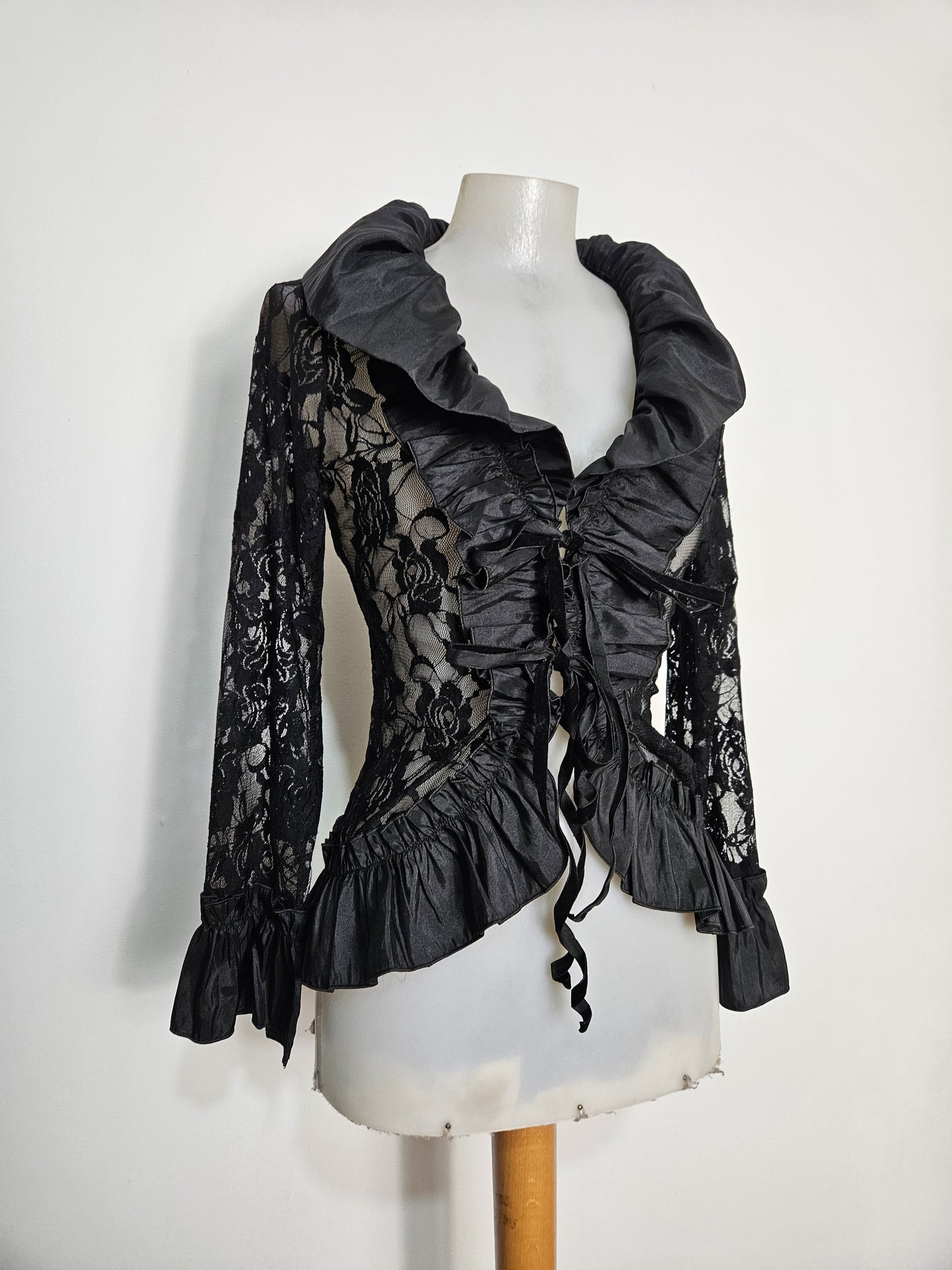 Chemisier en dentelle et satin