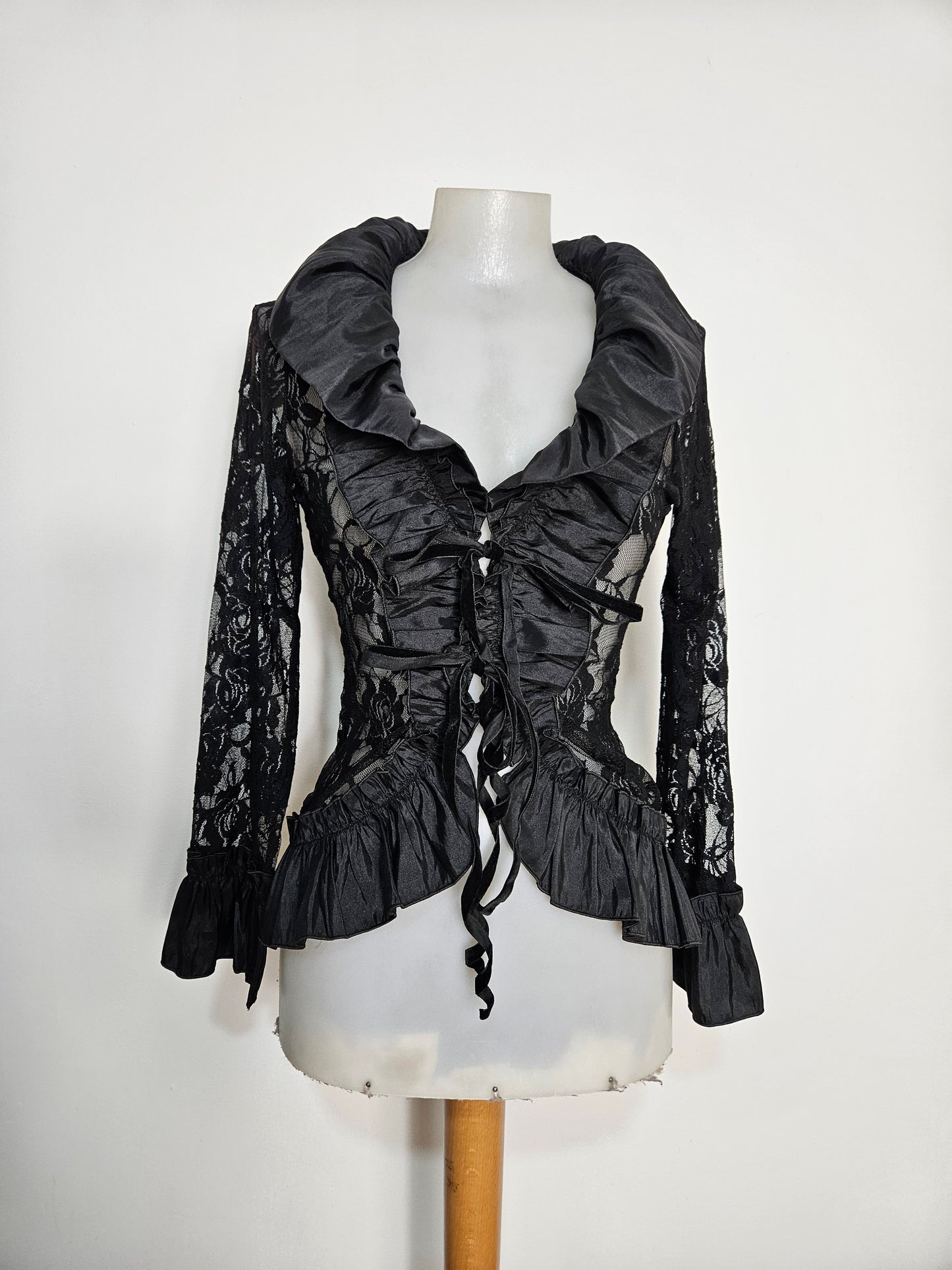 Chemisier en dentelle et satin