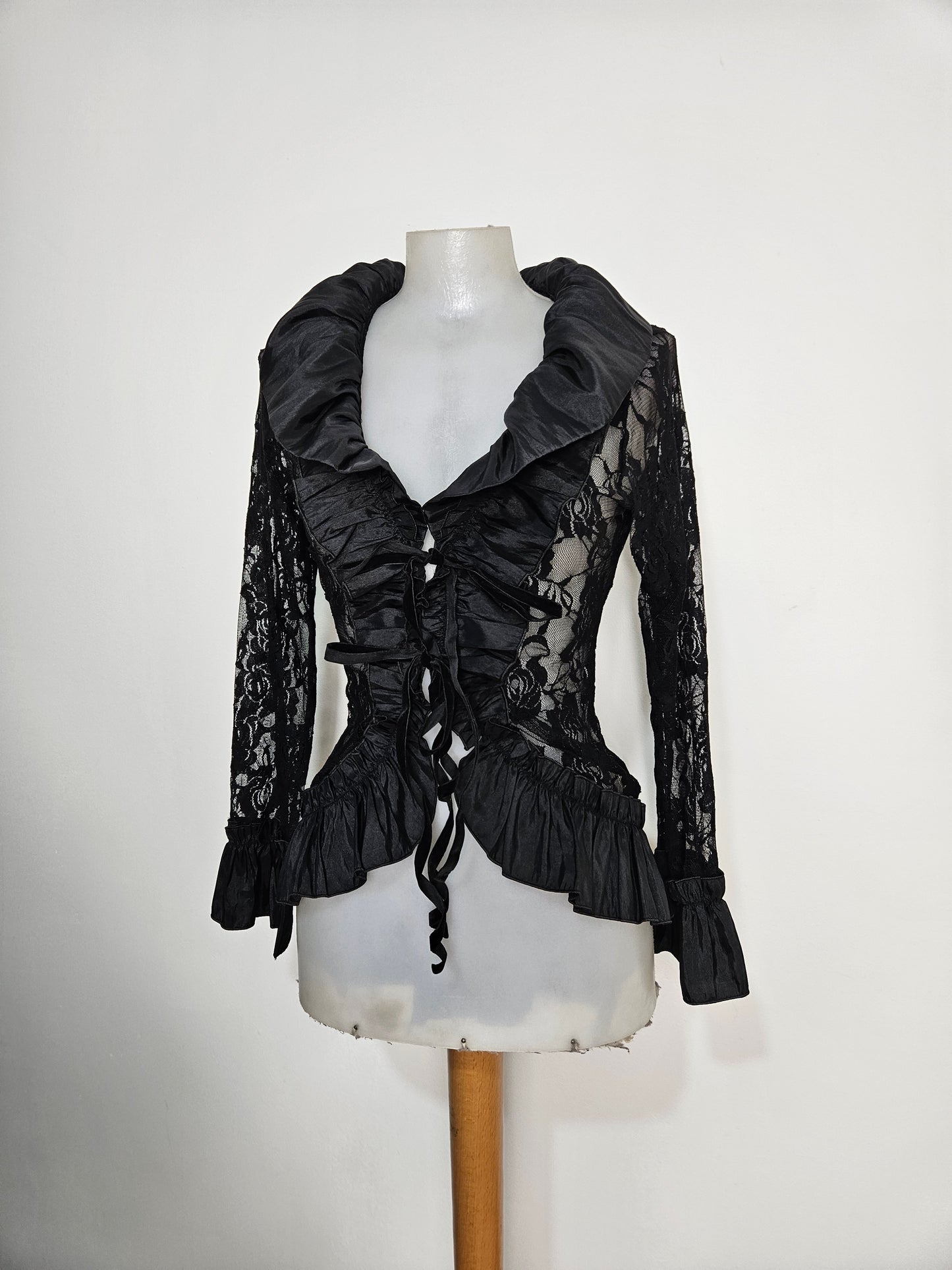 Chemisier en dentelle et satin