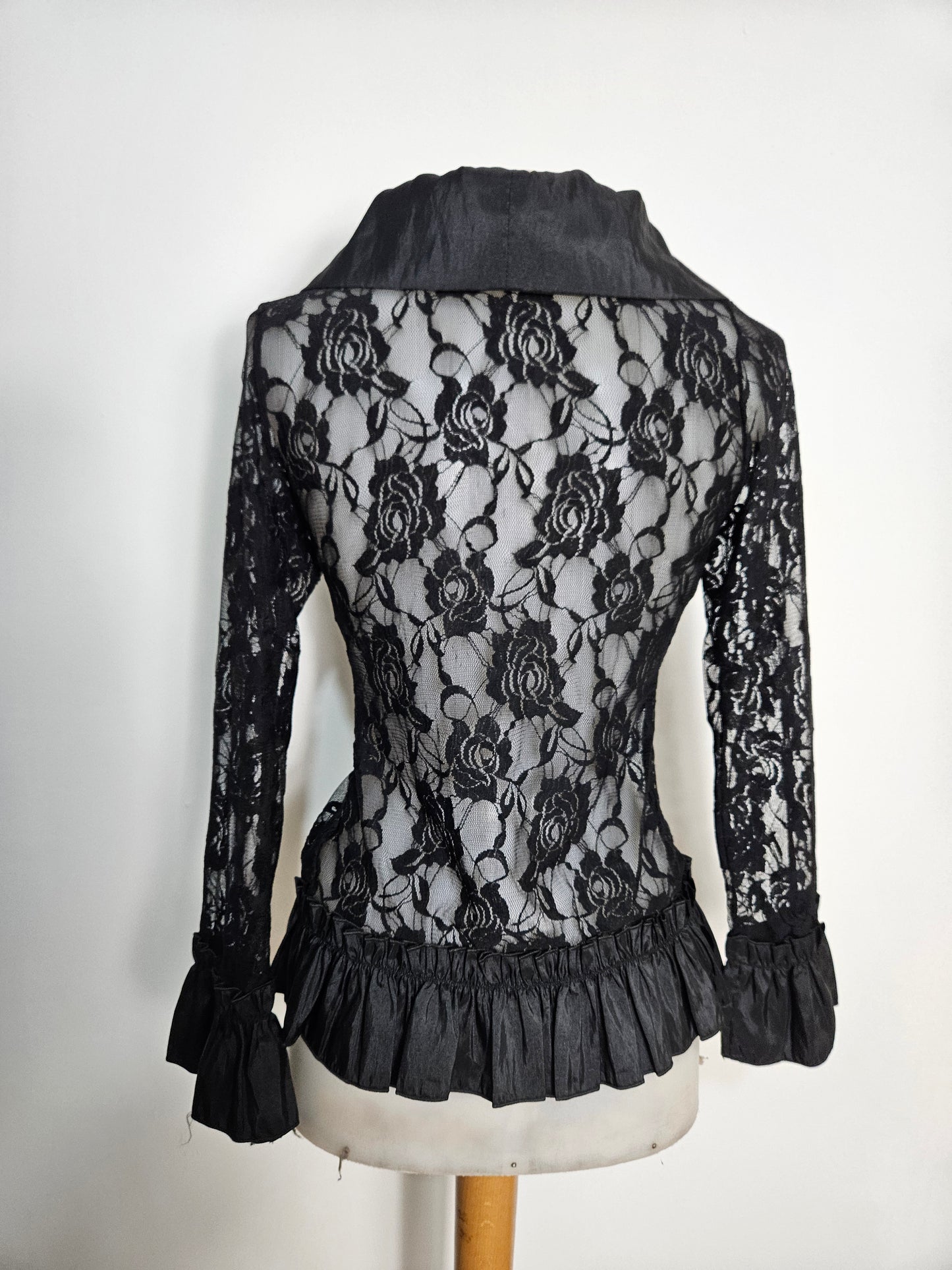 Chemisier en dentelle et satin