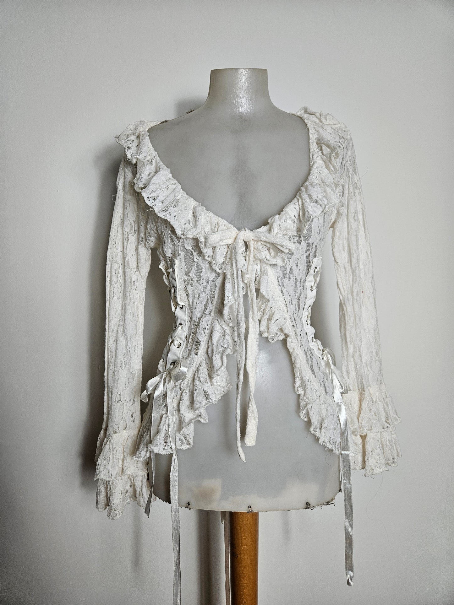 Chemisier blanc dentelle et laçage