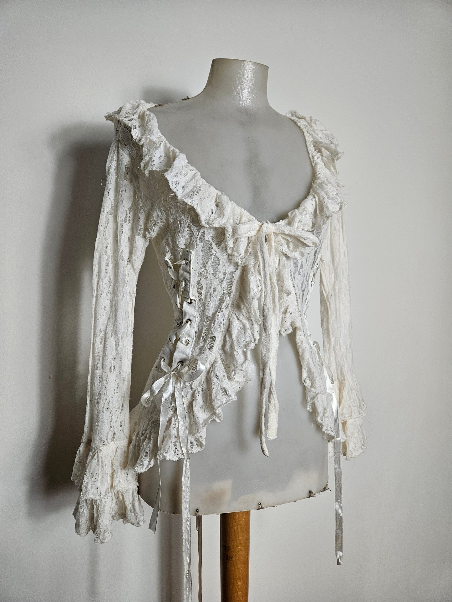 Chemisier blanc dentelle et laçage