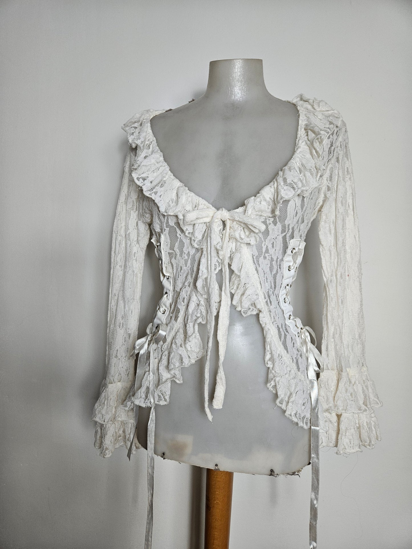 Chemisier blanc dentelle et laçage