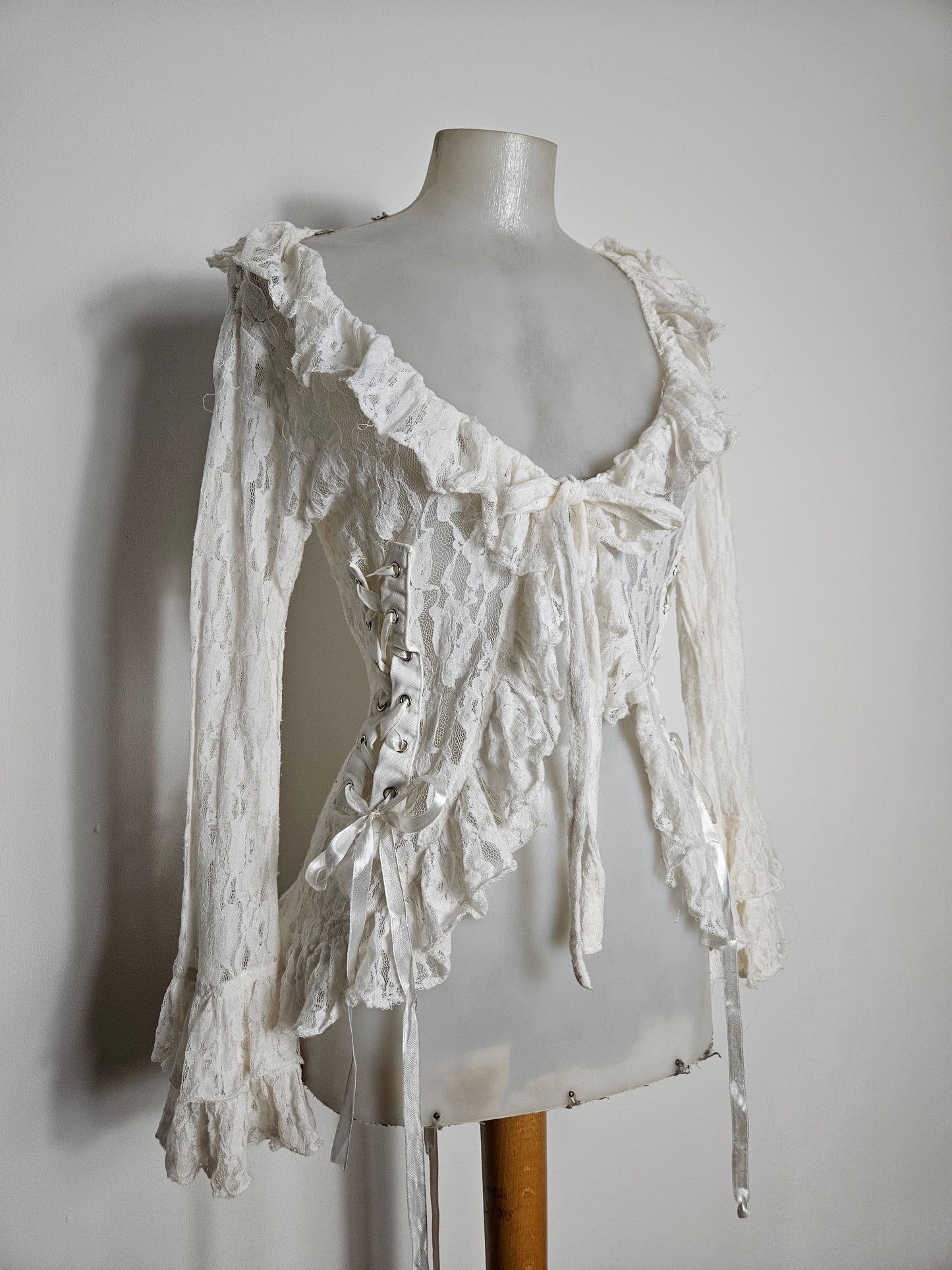 Chemisier blanc dentelle et laçage