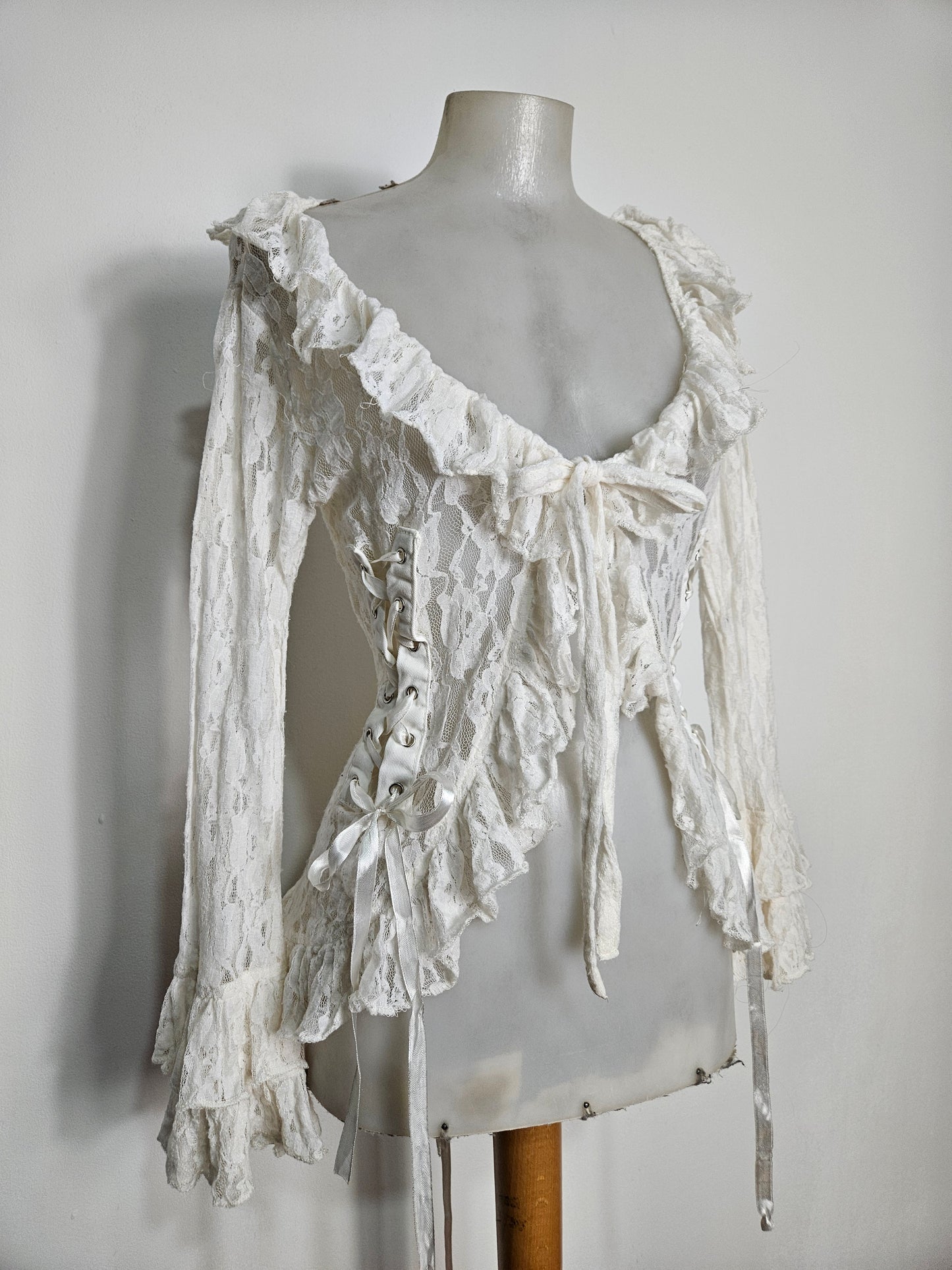Chemisier blanc dentelle et laçage