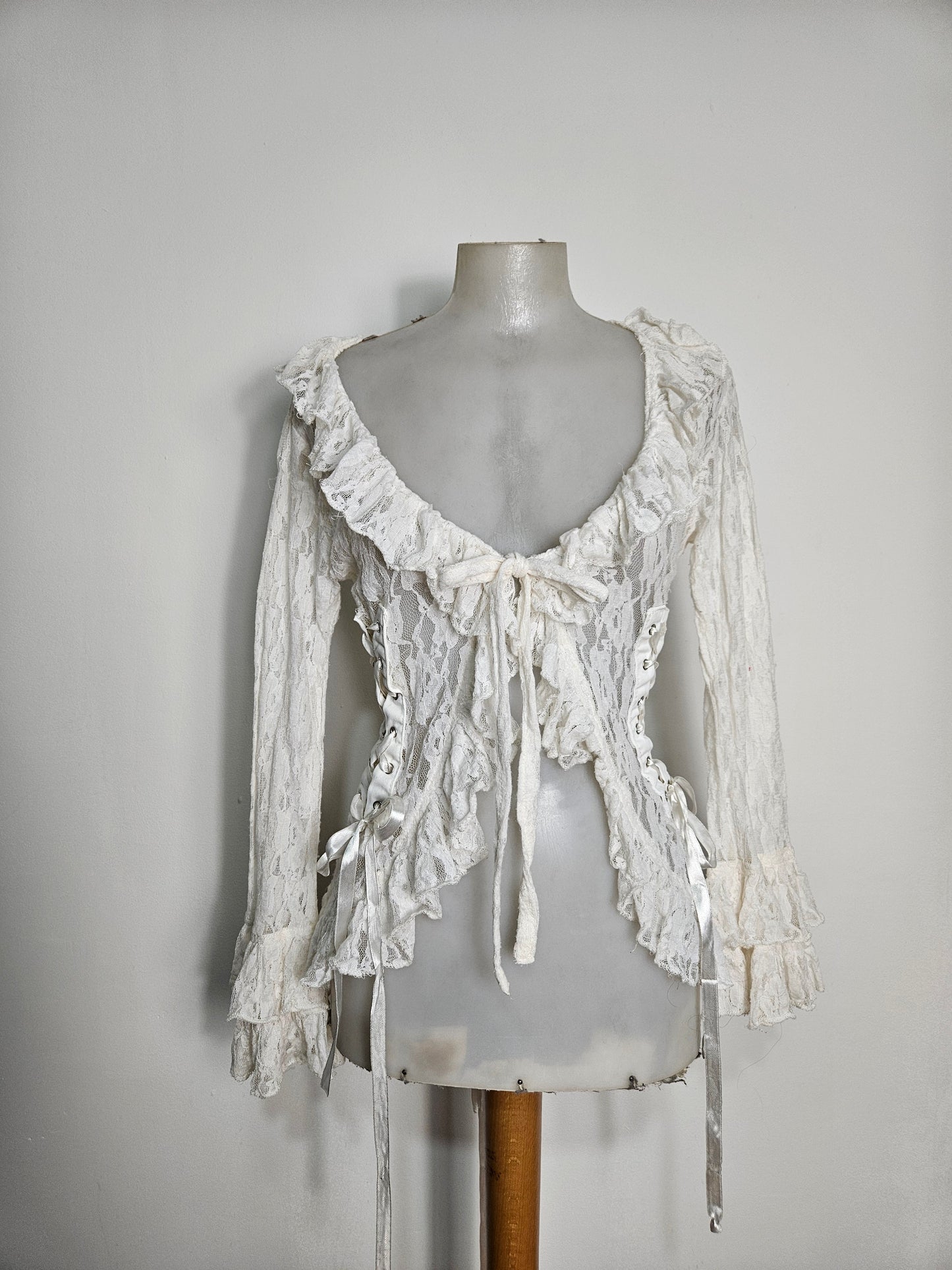 Chemisier blanc dentelle et laçage