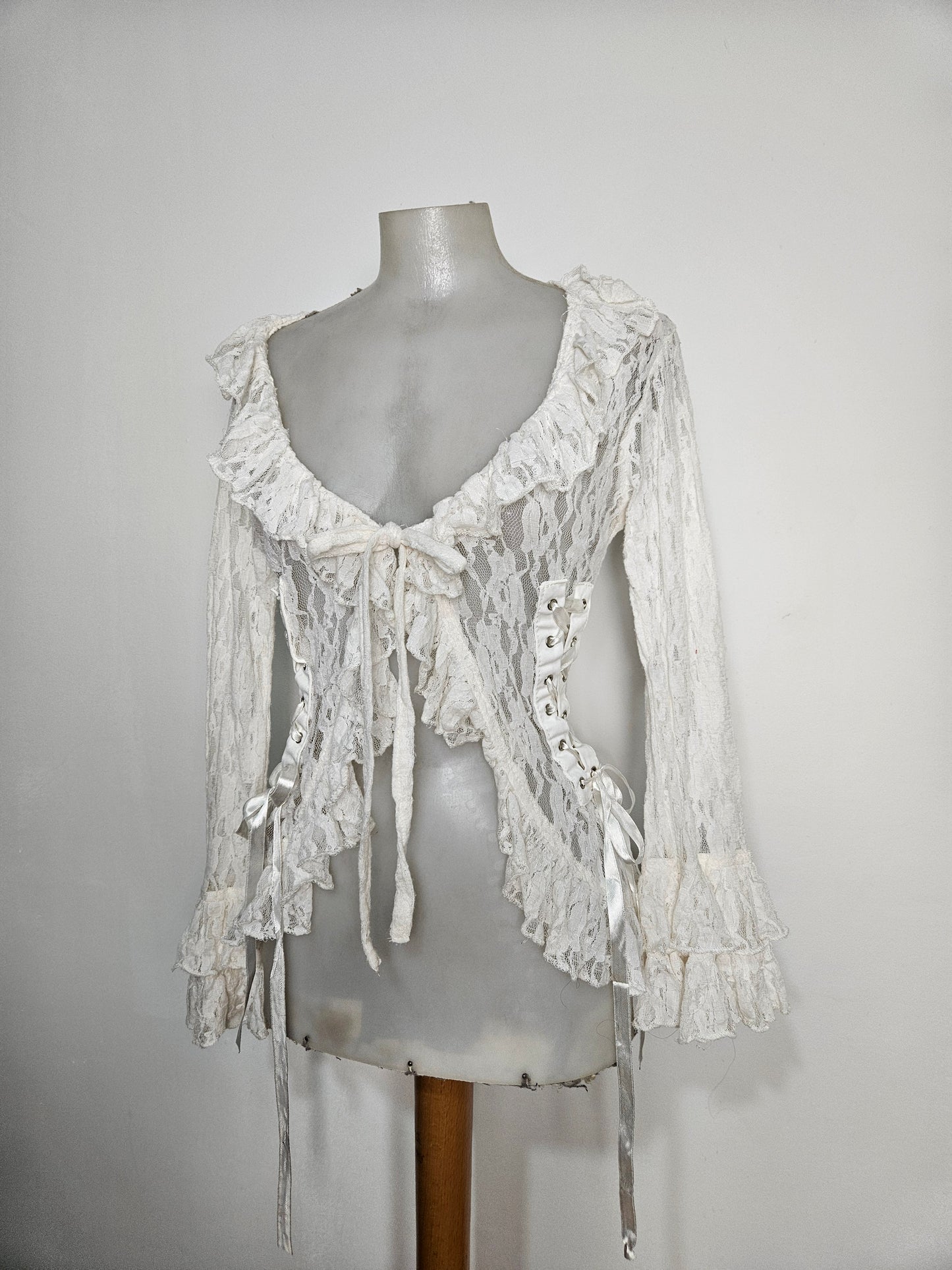 Chemisier blanc dentelle et laçage
