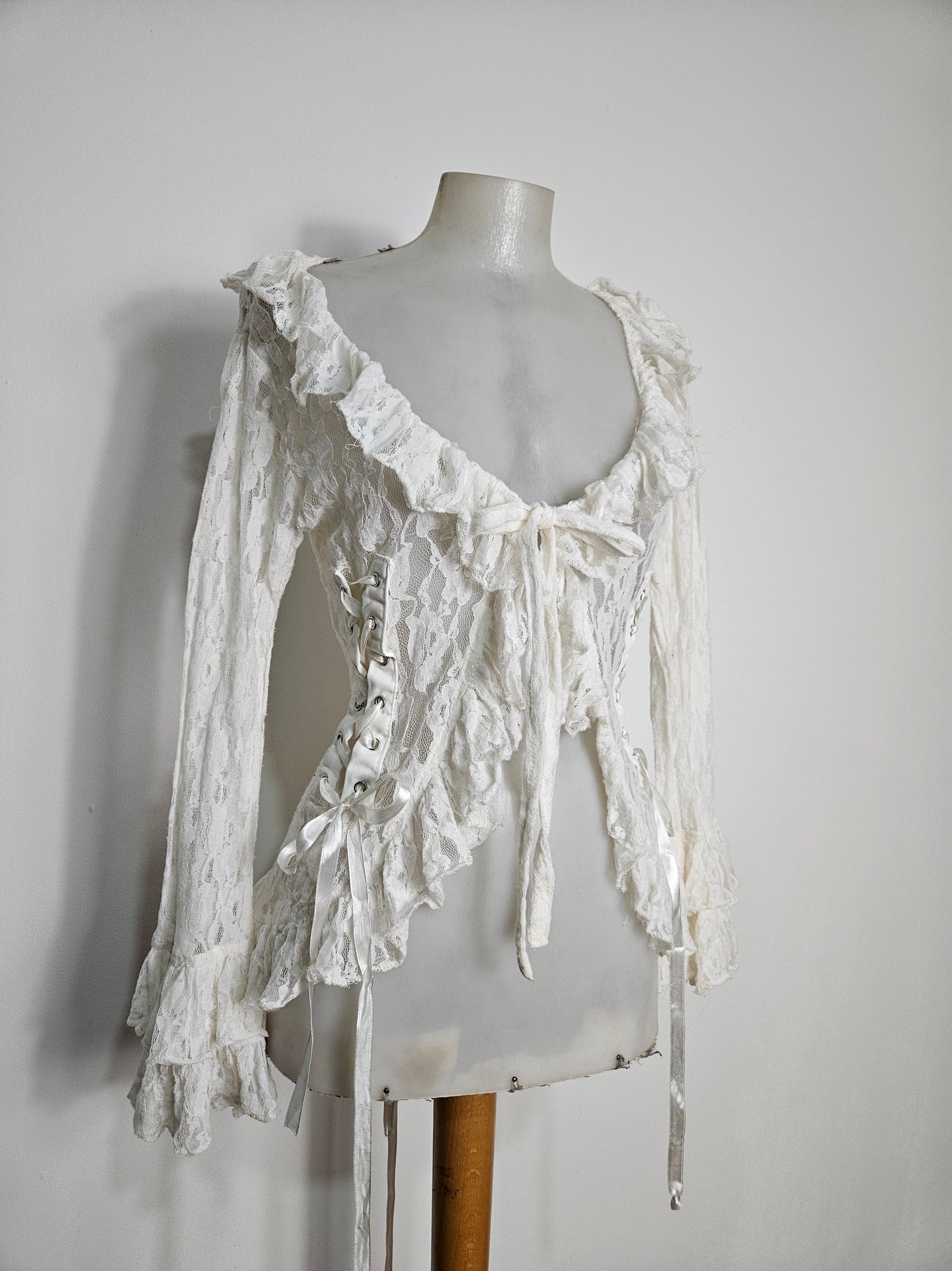 Chemisier blanc dentelle et laçage