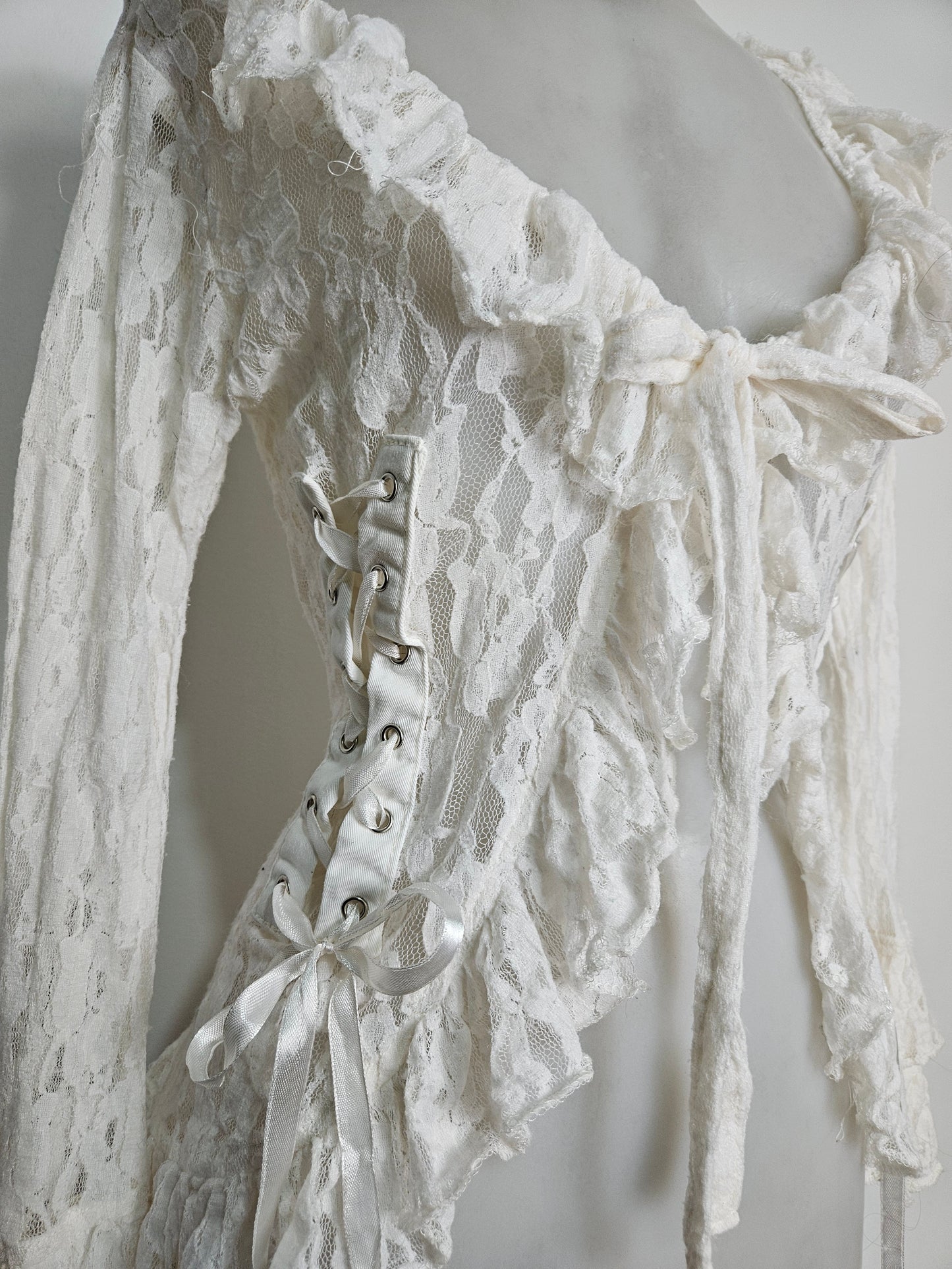 Chemisier blanc dentelle et laçage