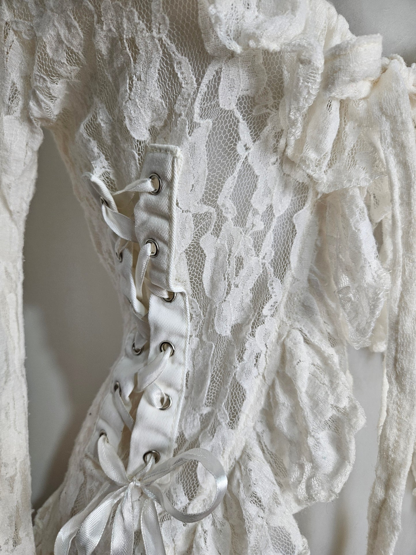 Chemisier blanc dentelle et laçage