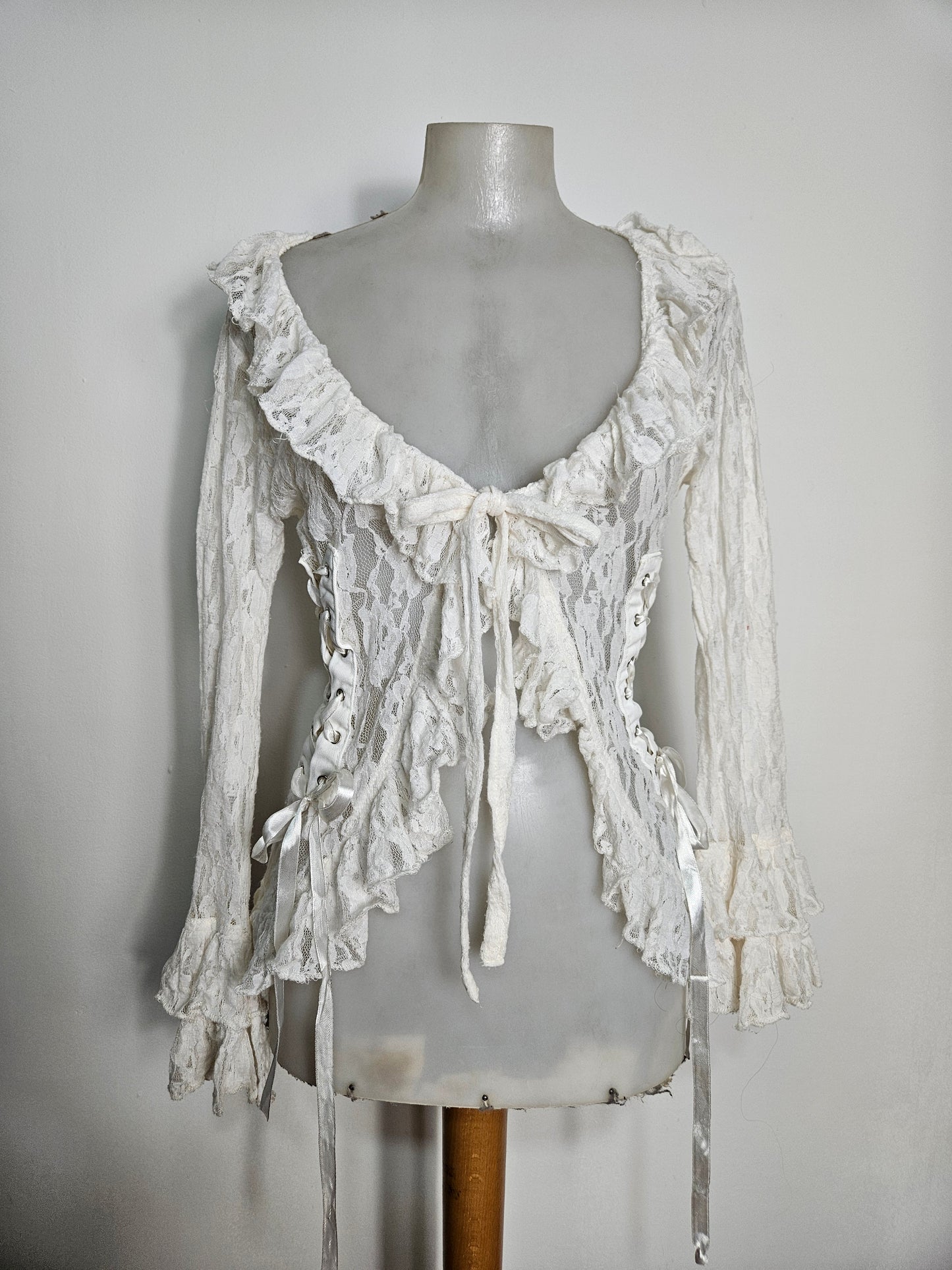 Chemisier blanc dentelle et laçage