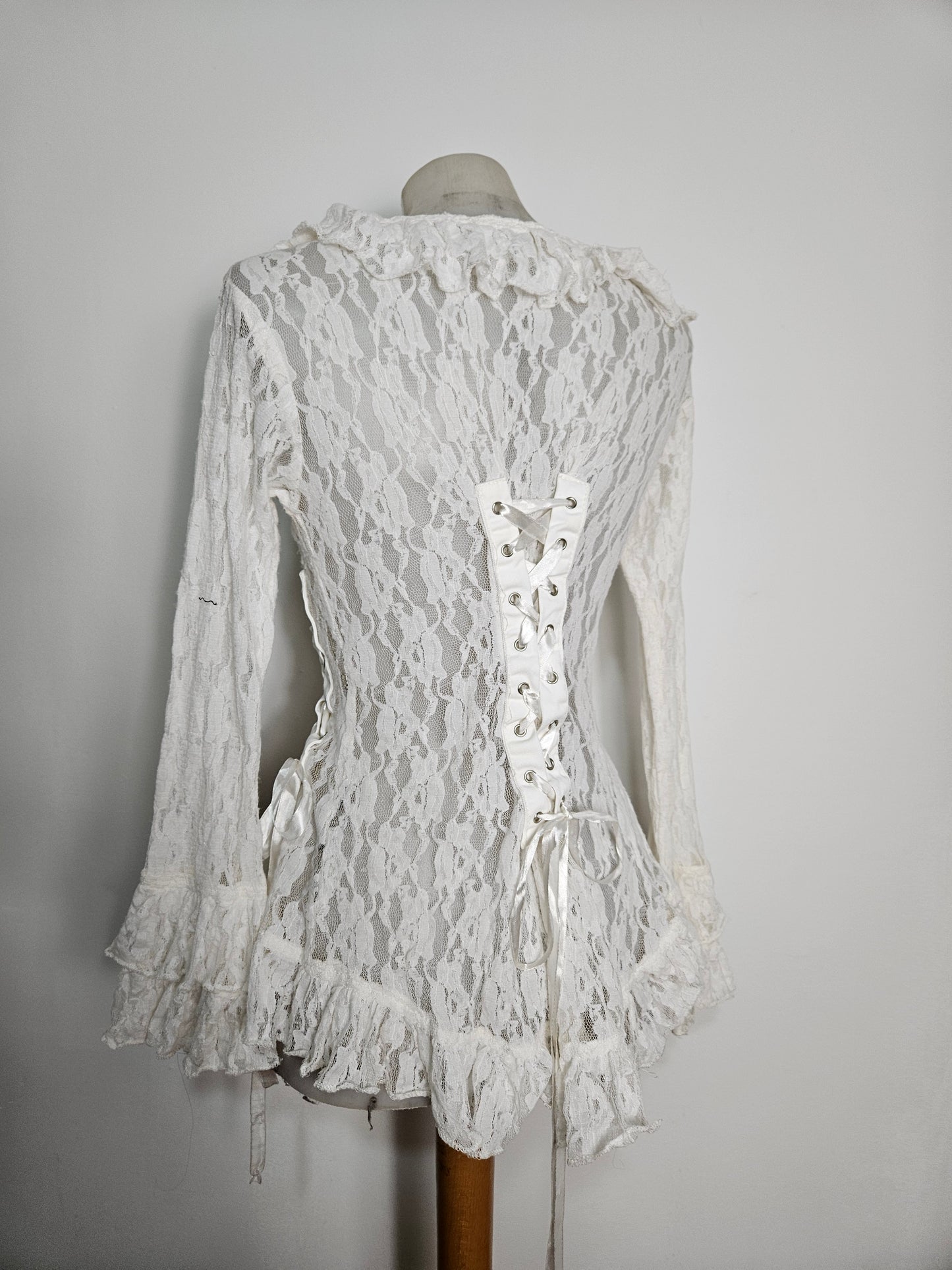 Chemisier blanc dentelle et laçage