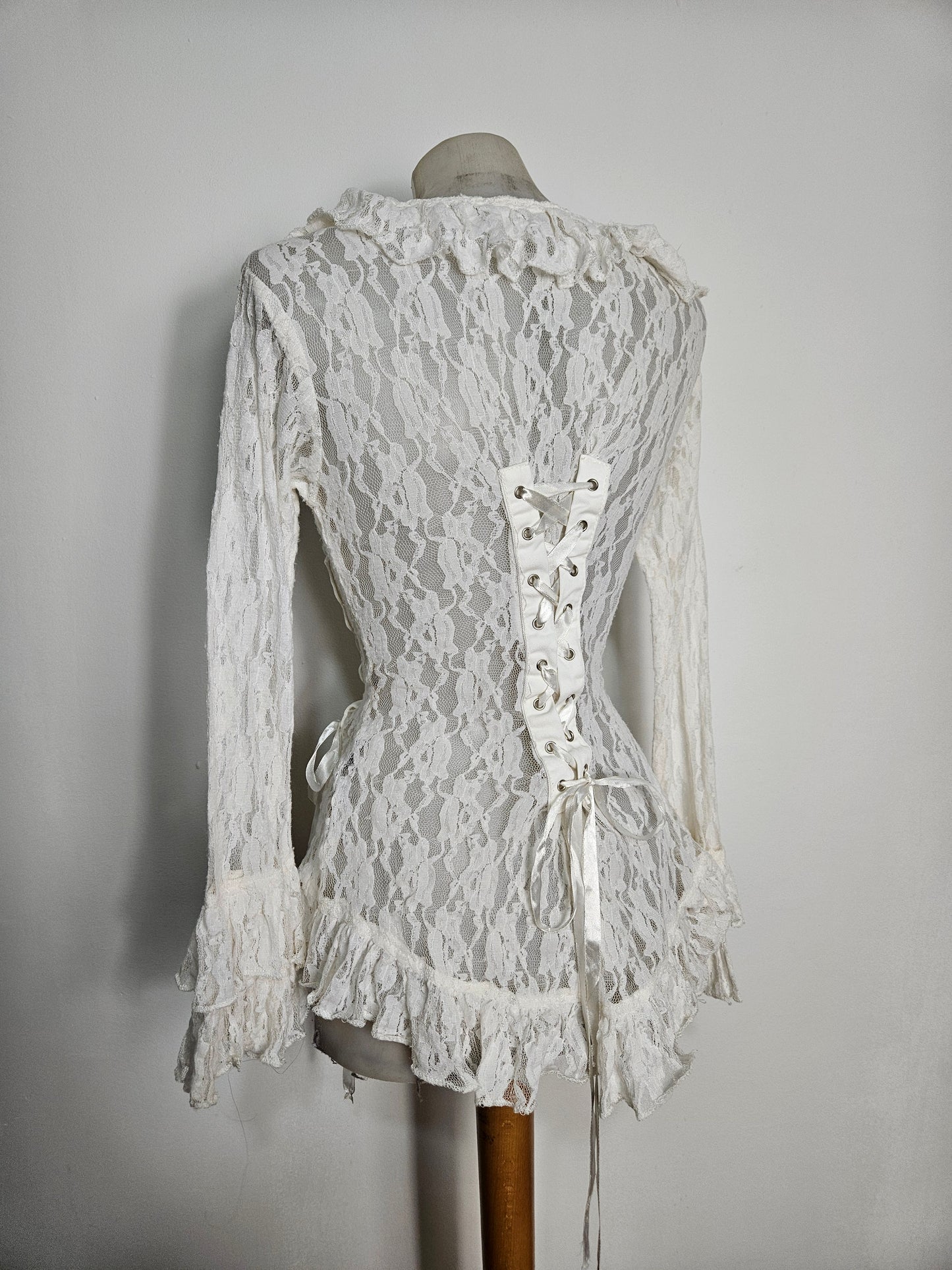 Chemisier blanc dentelle et laçage