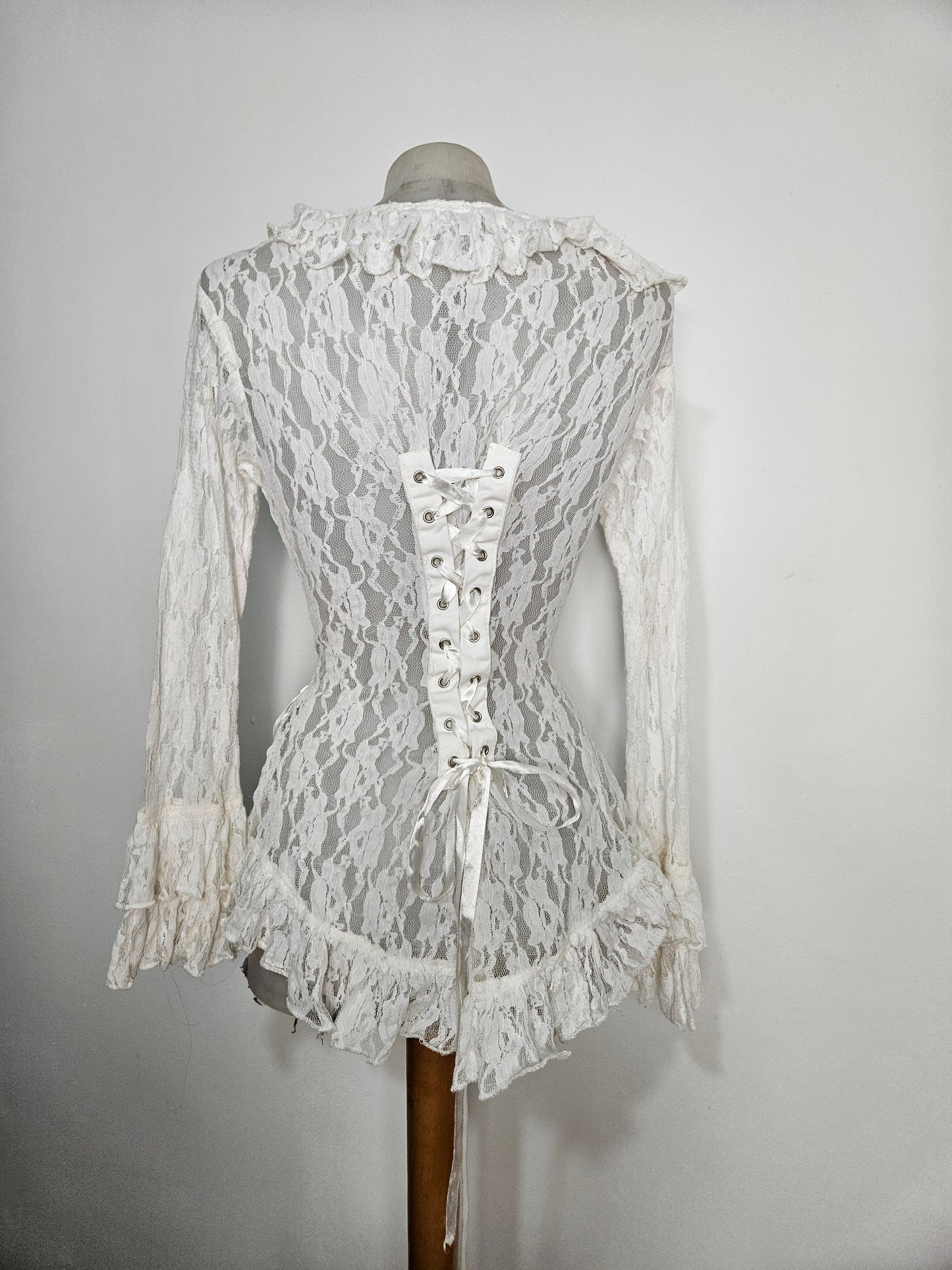 Chemisier blanc dentelle et laçage